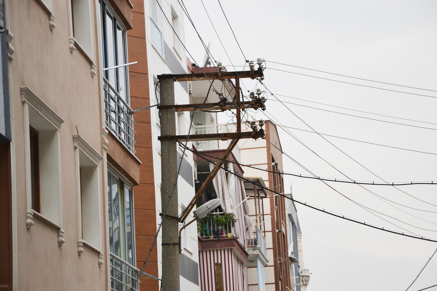 Manisa’da büyük tehlike: Elektrik telleri vatandaşları korkutuyor