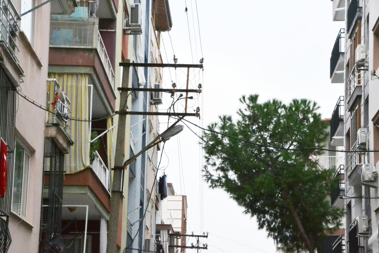 Manisa’da büyük tehlike: Elektrik telleri vatandaşları korkutuyor