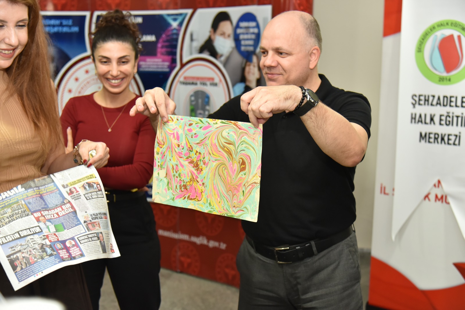 Manisa’da sağlık çalışanları renklerin dansıyla buluştu