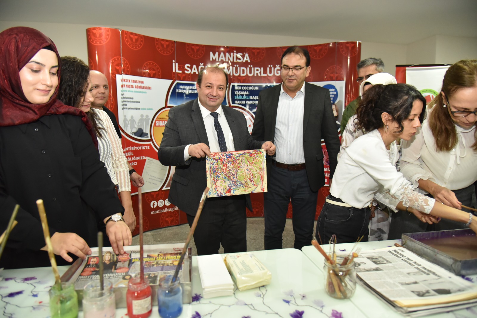 Manisa’da sağlık çalışanları renklerin dansıyla buluştu