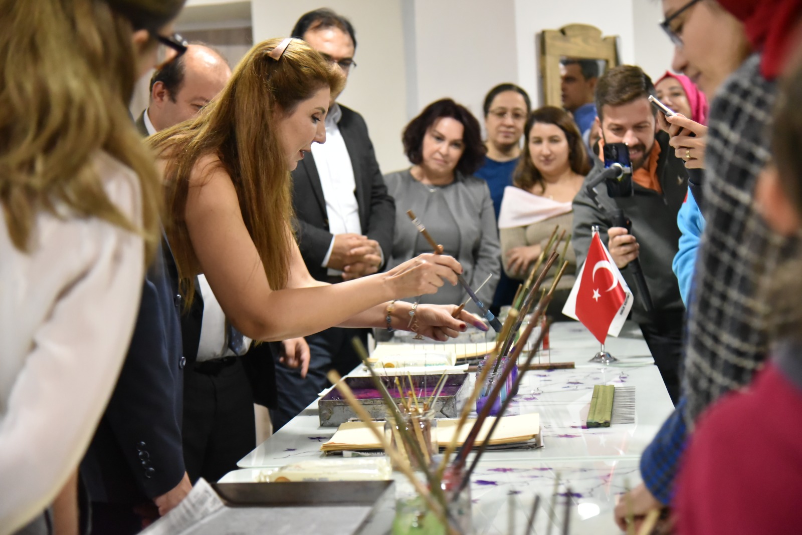 Manisa’da sağlık çalışanları renklerin dansıyla buluştu