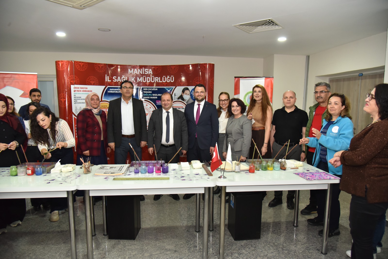 Manisa’da sağlık çalışanları renklerin dansıyla buluştu