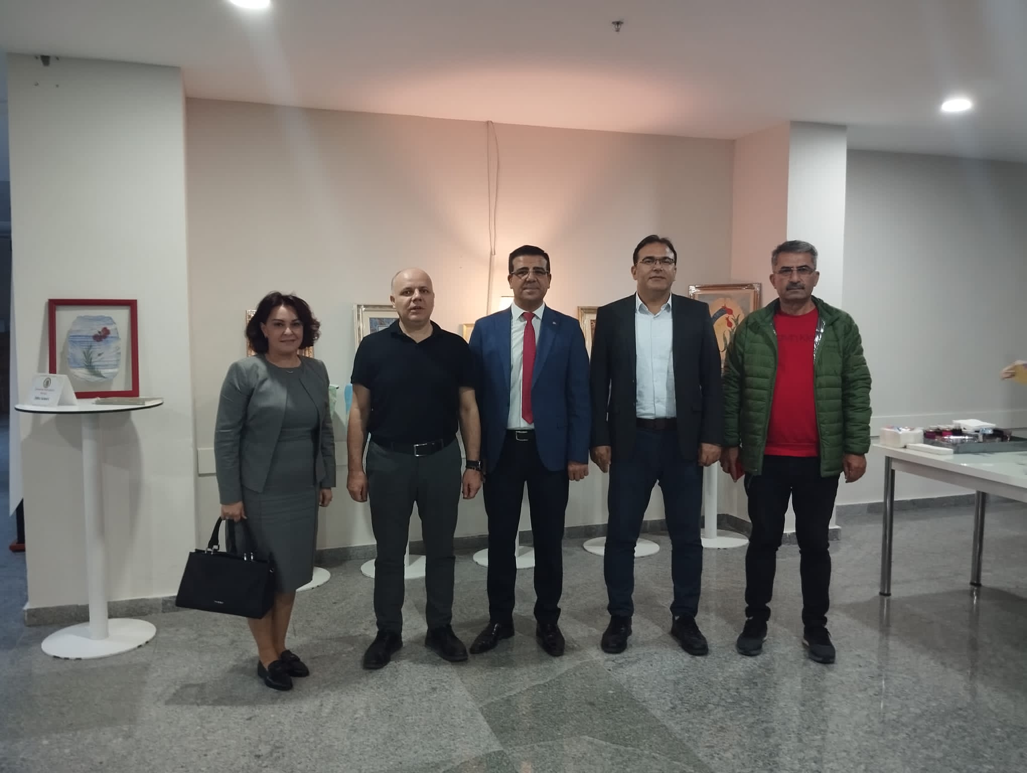 Manisa’da sağlık çalışanları renklerin dansıyla buluştu