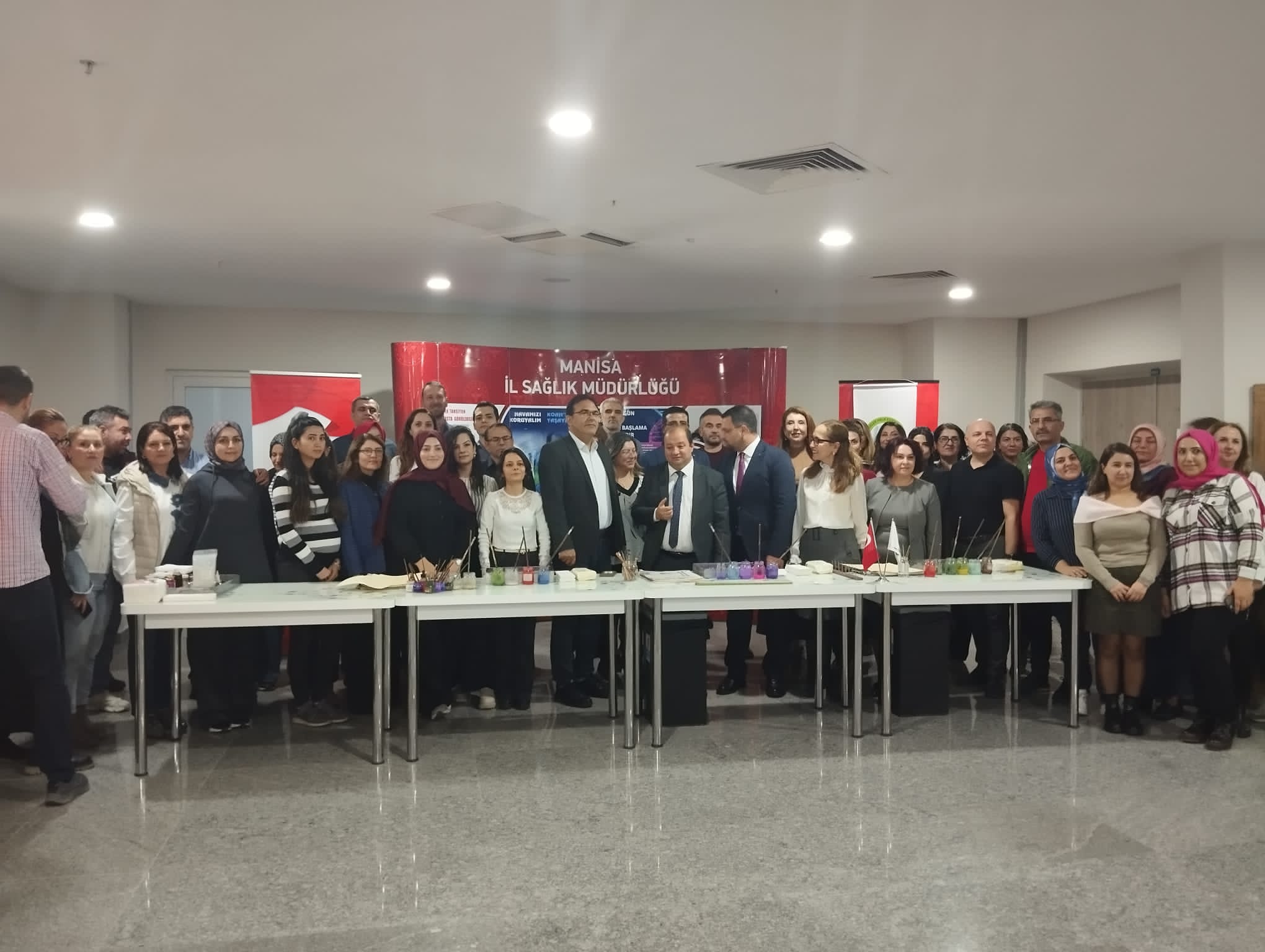 Manisa’da sağlık çalışanları renklerin dansıyla buluştu