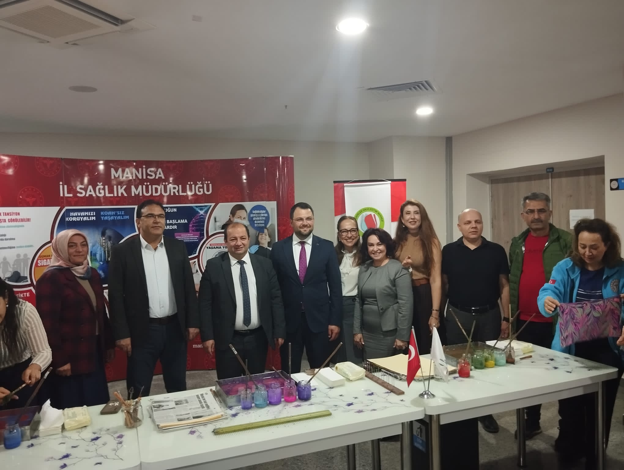 Manisa’da sağlık çalışanları renklerin dansıyla buluştu