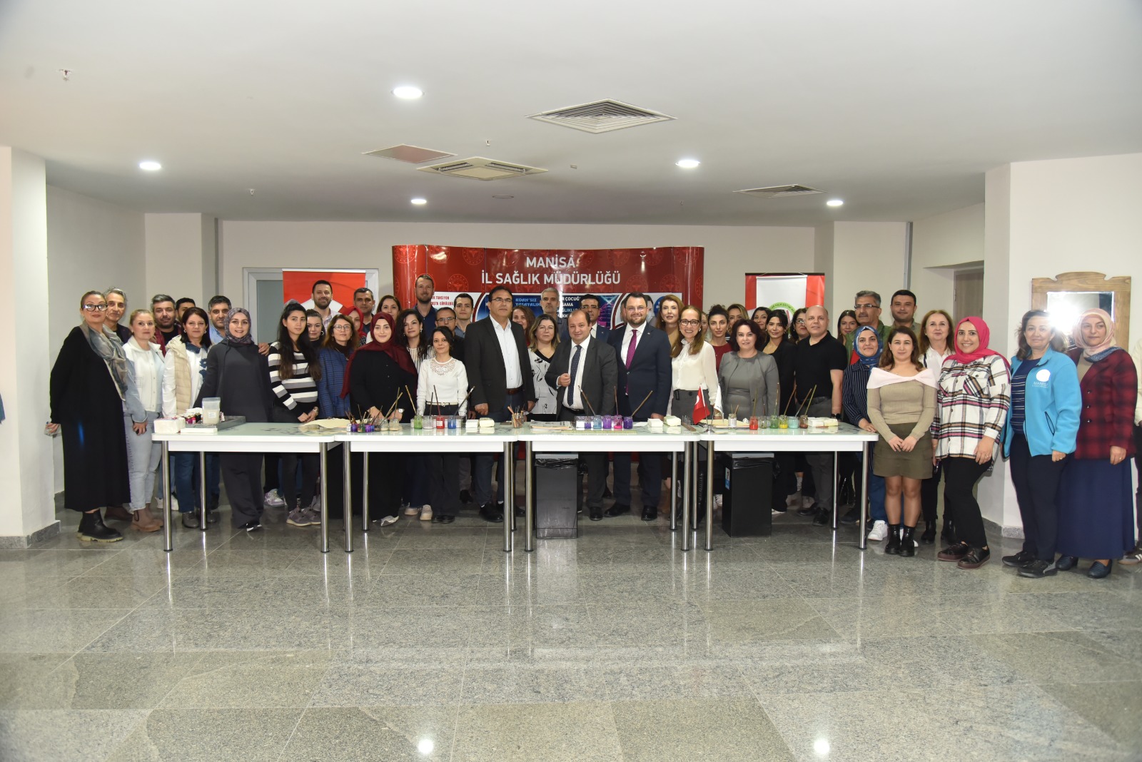 Manisa’da sağlık çalışanları renklerin dansıyla buluştu