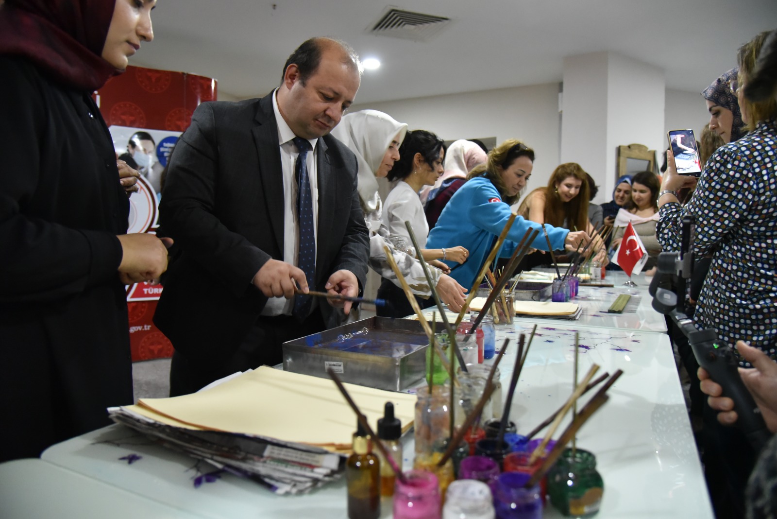 Manisa’da sağlık çalışanları renklerin dansıyla buluştu
