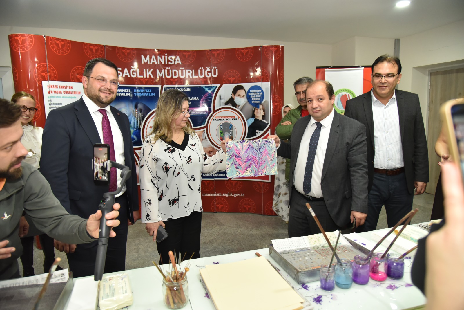 Manisa’da sağlık çalışanları renklerin dansıyla buluştu