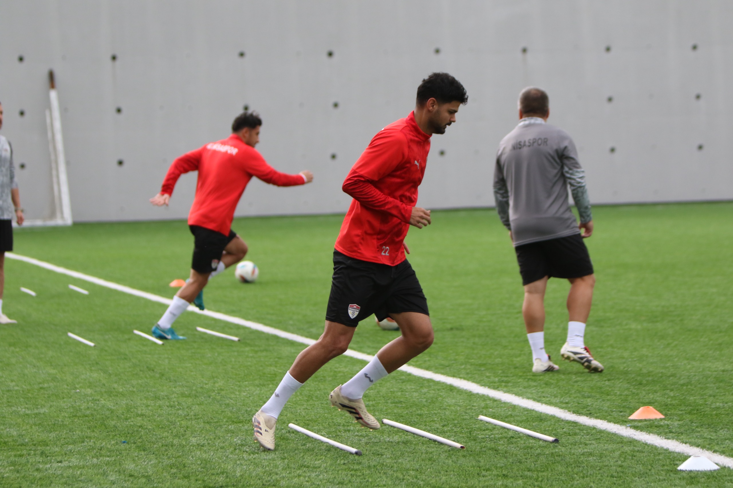 Manisaspor mücadeleye tam gaz devam ediyor