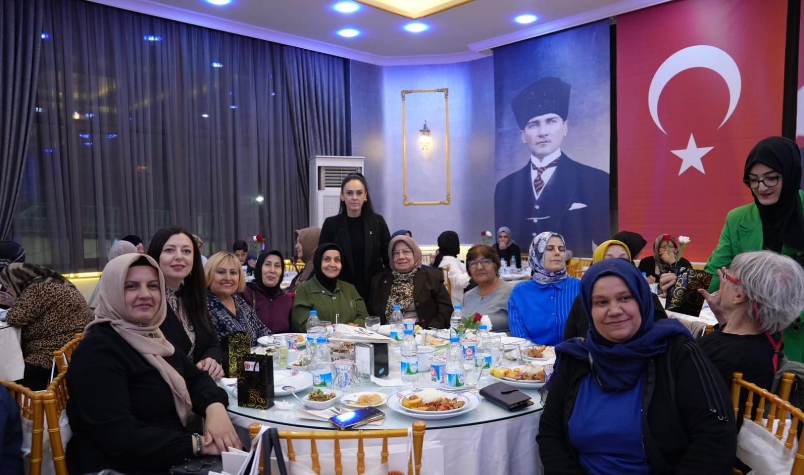 AK Parti Manisa’da “Türkiye Yüzyılı” buluşması: Salon doldu taştı!