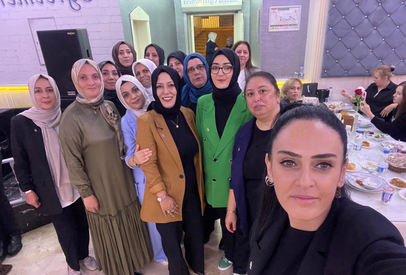 AK Parti Manisa’da “Türkiye Yüzyılı” buluşması: Salon doldu taştı!