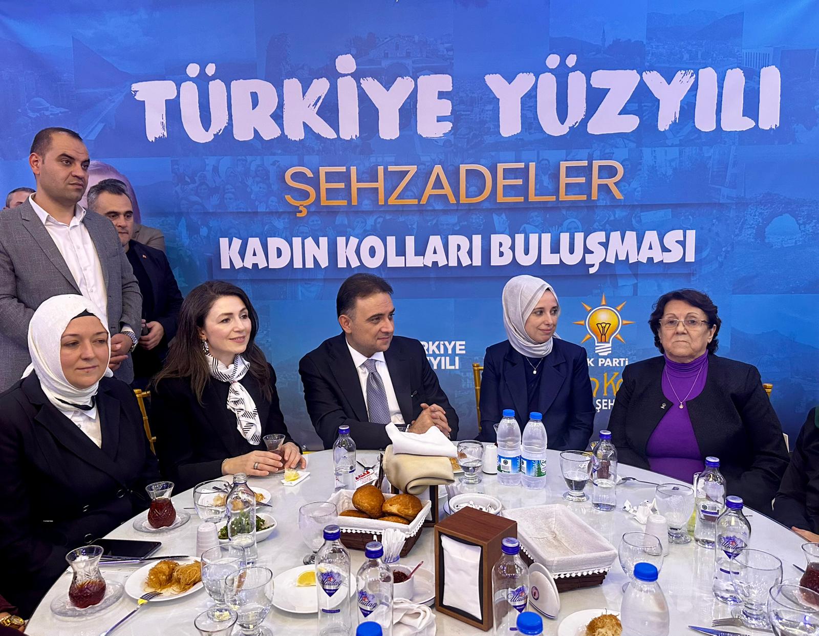 AK Parti Manisa’da “Türkiye Yüzyılı” buluşması: Salon doldu taştı!