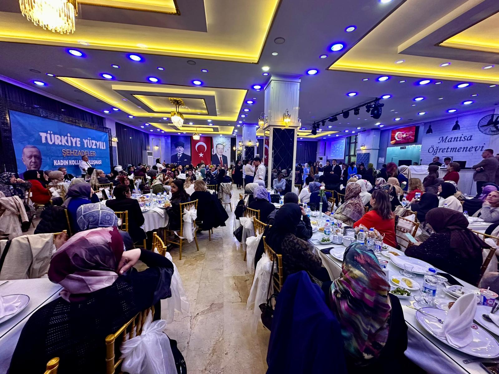 AK Parti Manisa’da “Türkiye Yüzyılı” buluşması: Salon doldu taştı!