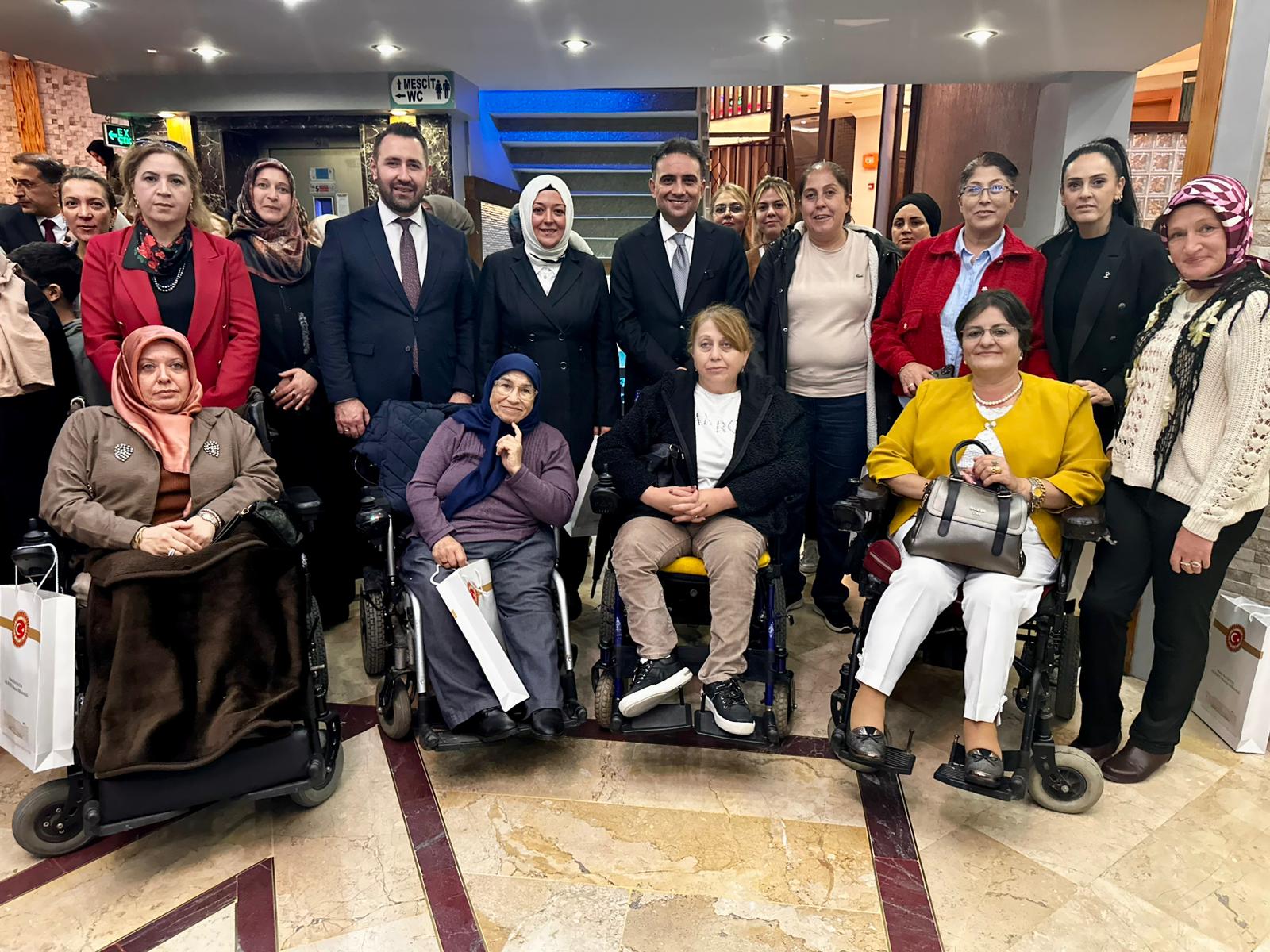 AK Parti Manisa’da “Türkiye Yüzyılı” buluşması: Salon doldu taştı!