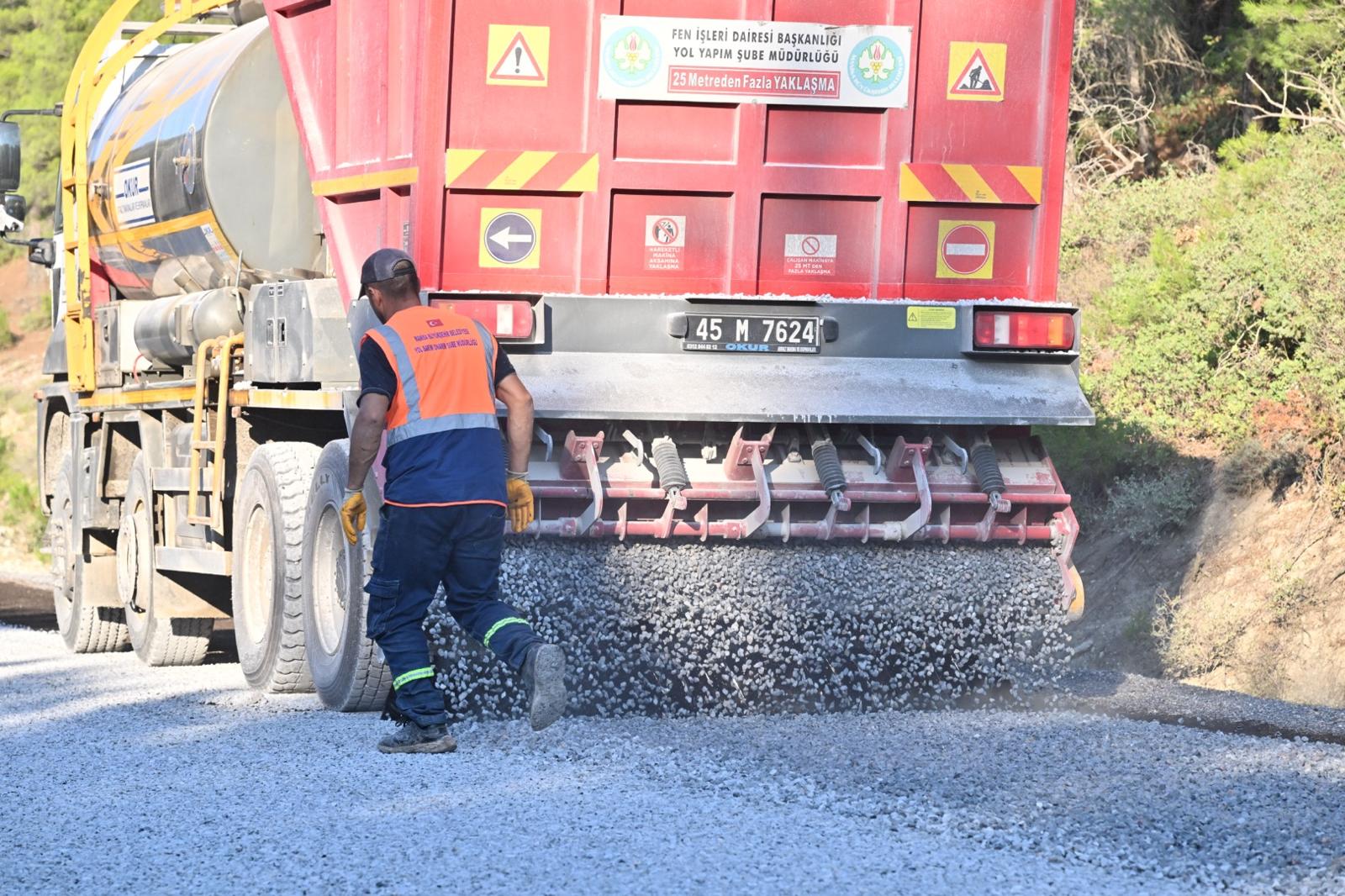 Manisa'nın ilçesinde yollar güzelleşiyor