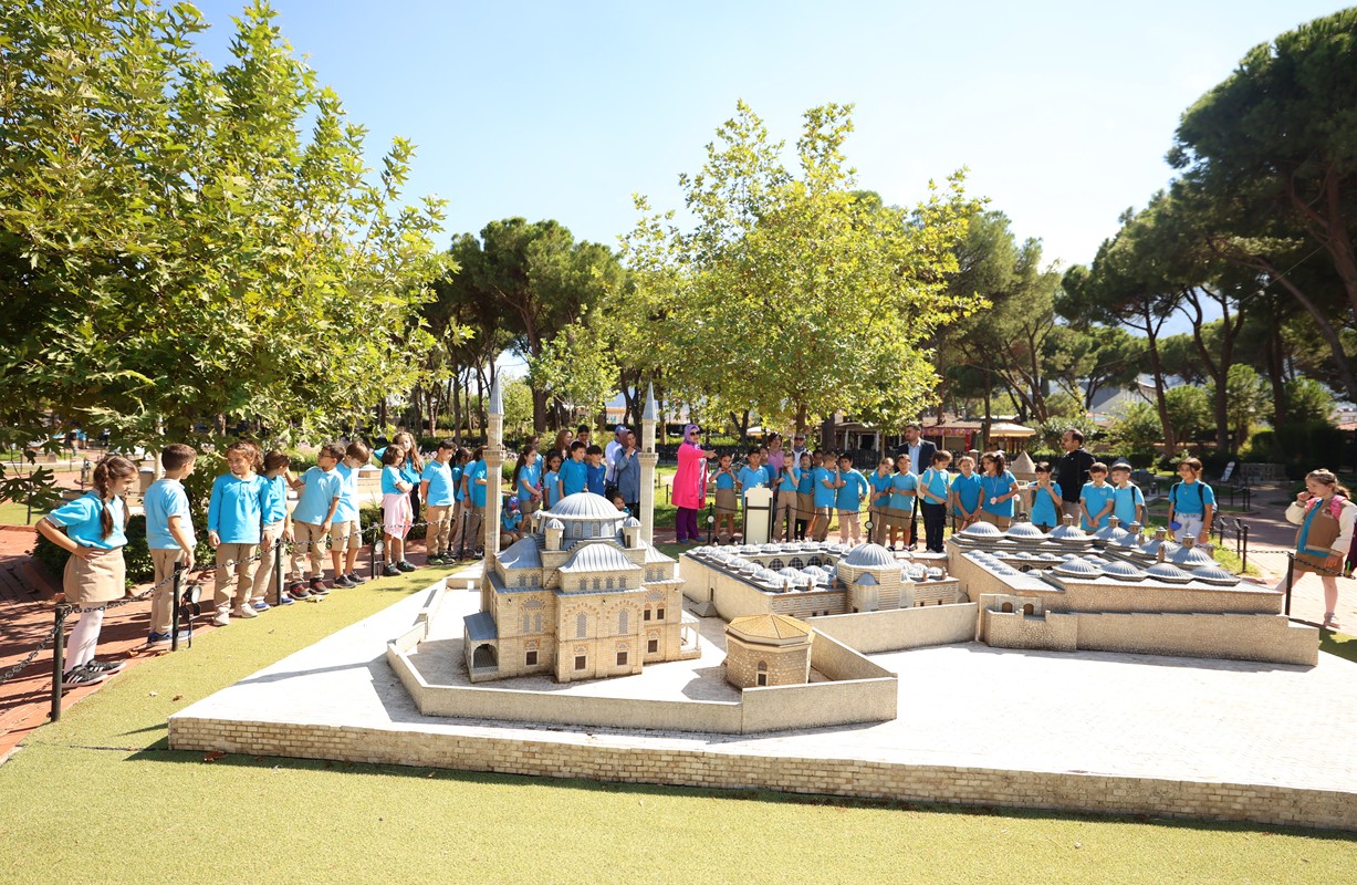 Manisa’da Kültür Buluşması Akhisarlı Öğrenciler Şehzadelerpark’ta (1)