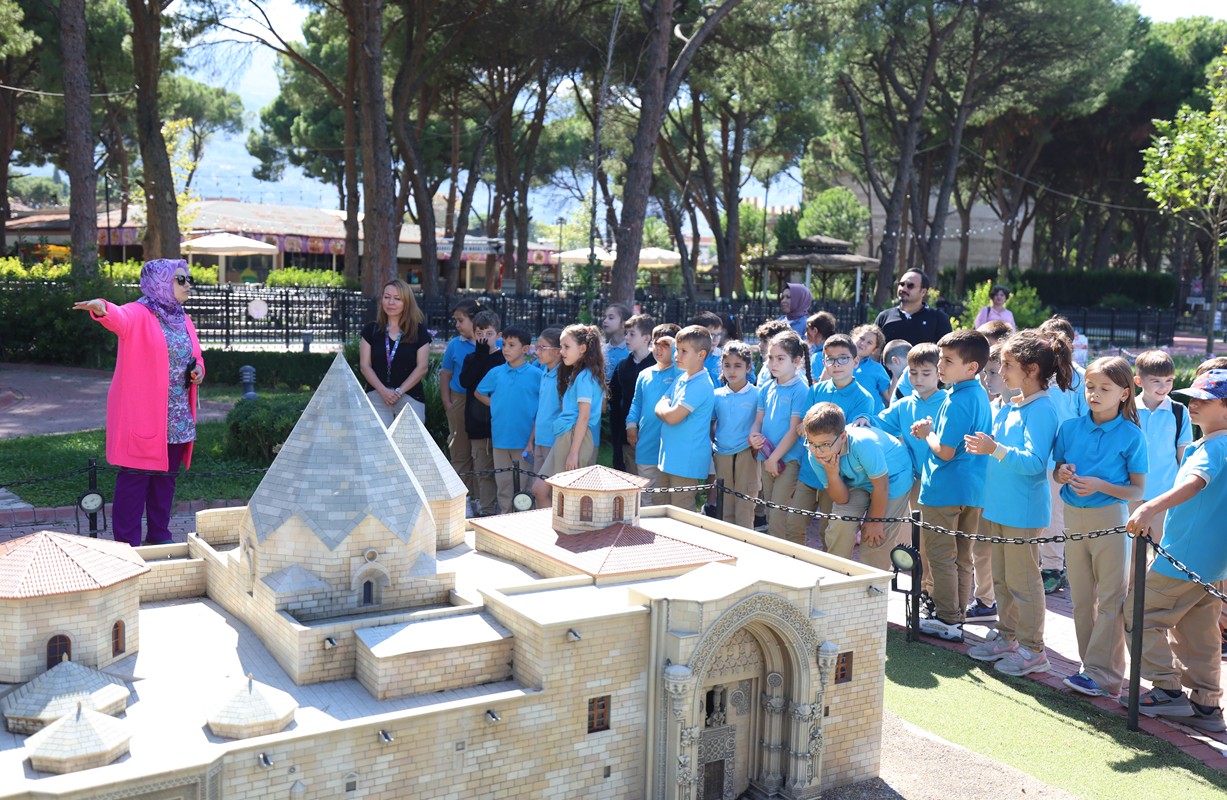 Manisa’da Kültür Buluşması Akhisarlı Öğrenciler Şehzadelerpark’ta (7)