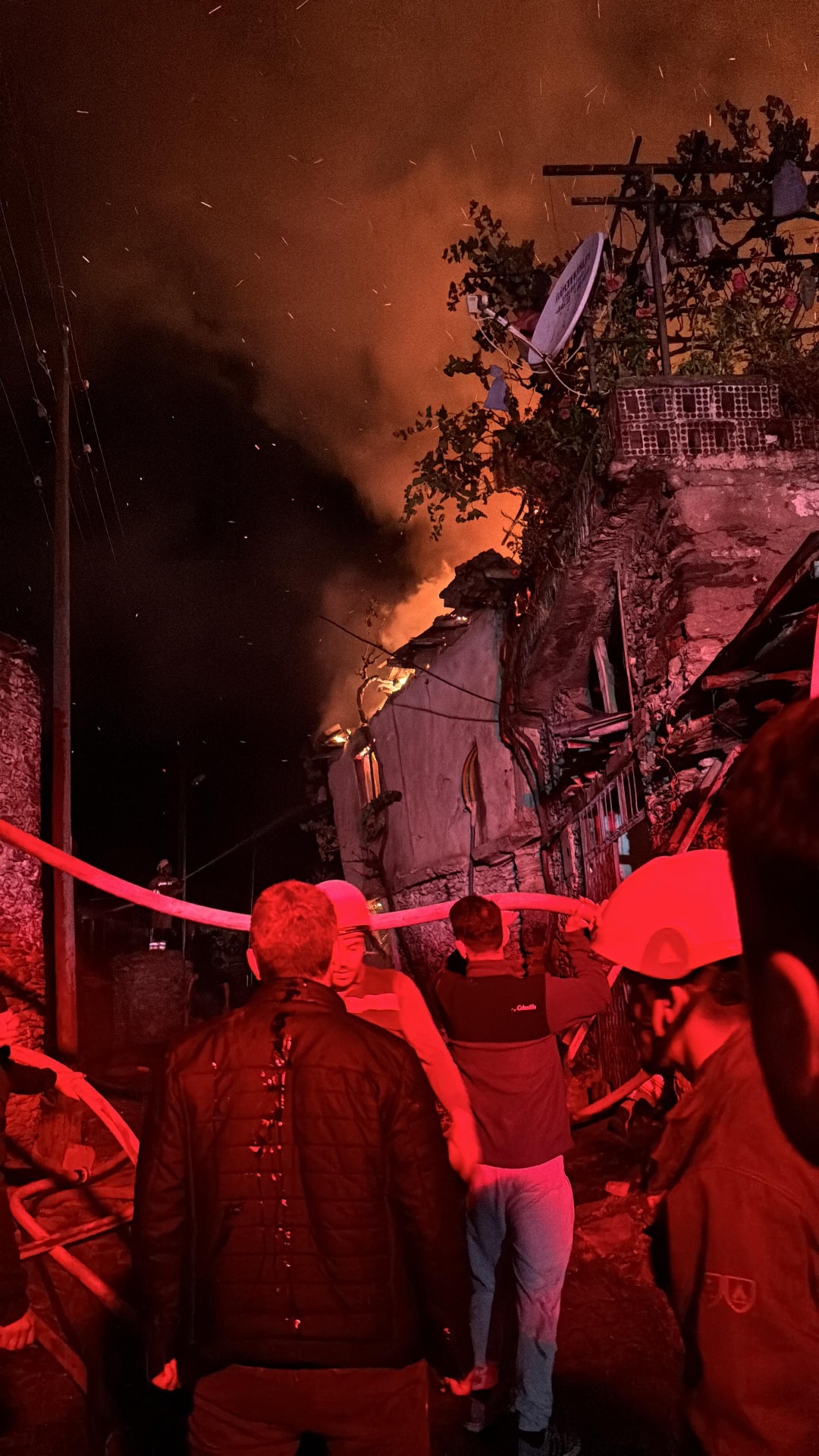 Manisa'nın O Ilçesinde Yangın! Ekipler Seferber Oldu