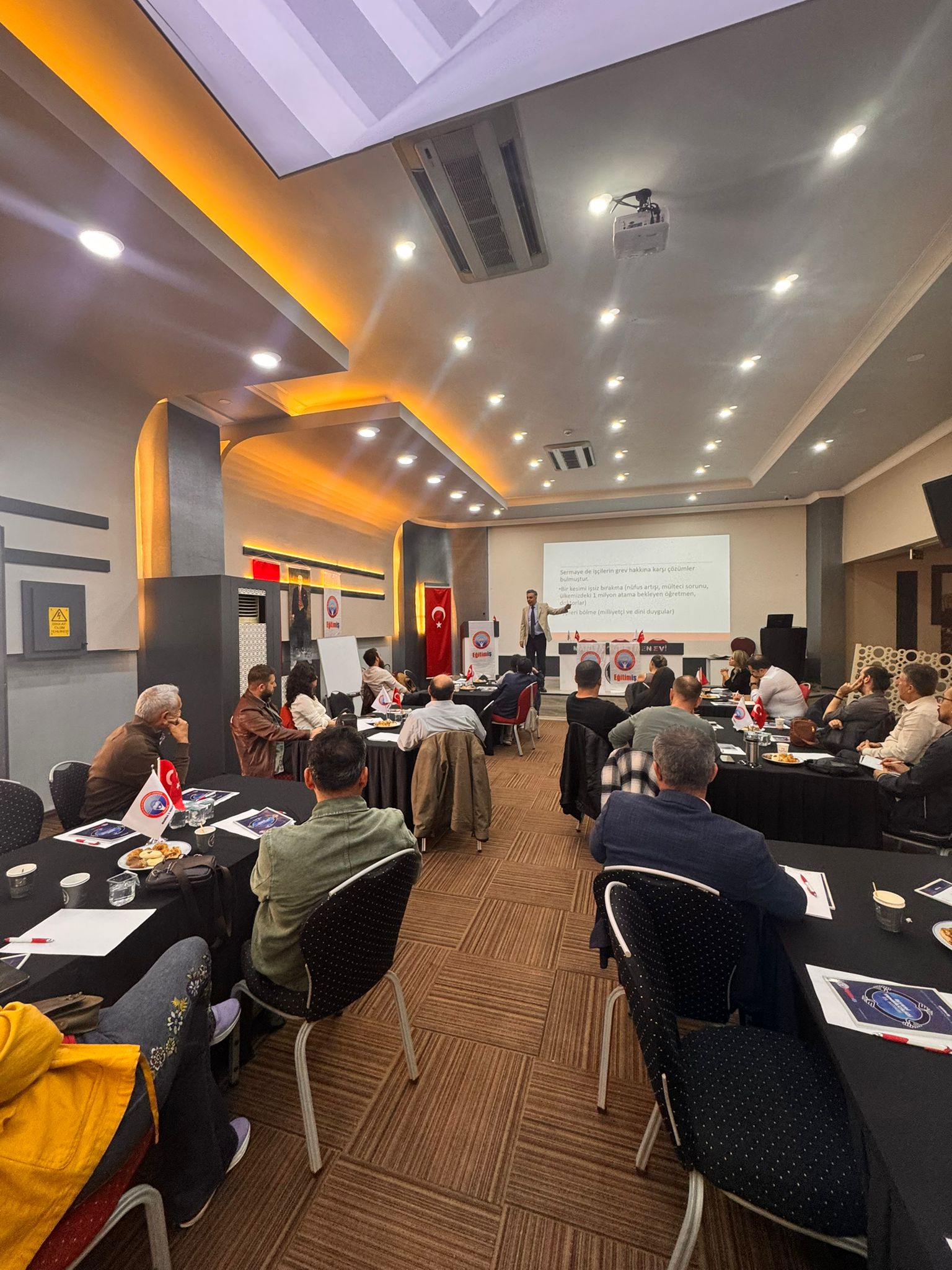 Eğitim-İş Manisa’da yöneticilere bilinç ve dayanışma eğitimi