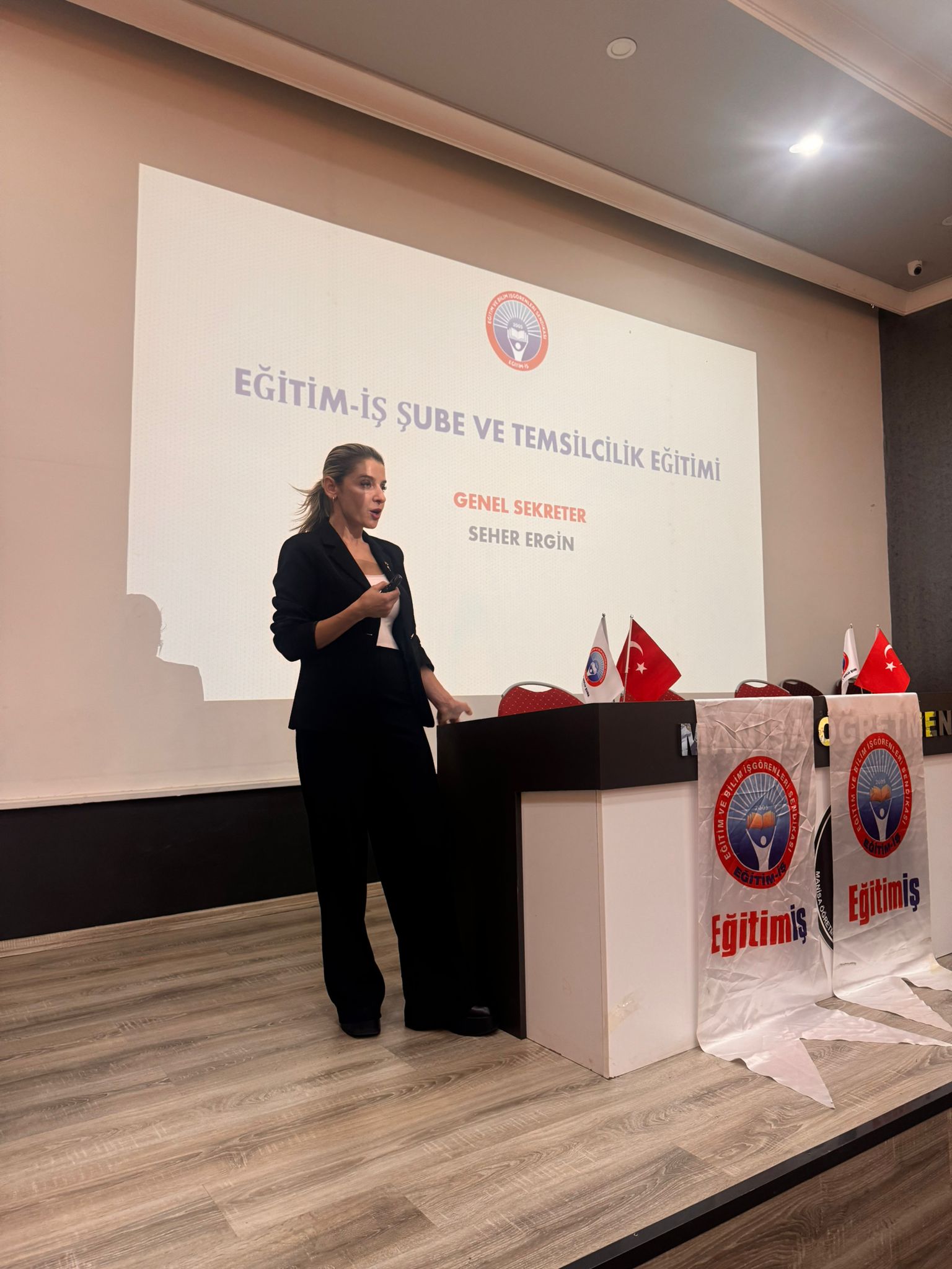 Eğitim-İş Manisa’da yöneticilere bilinç ve dayanışma eğitimi