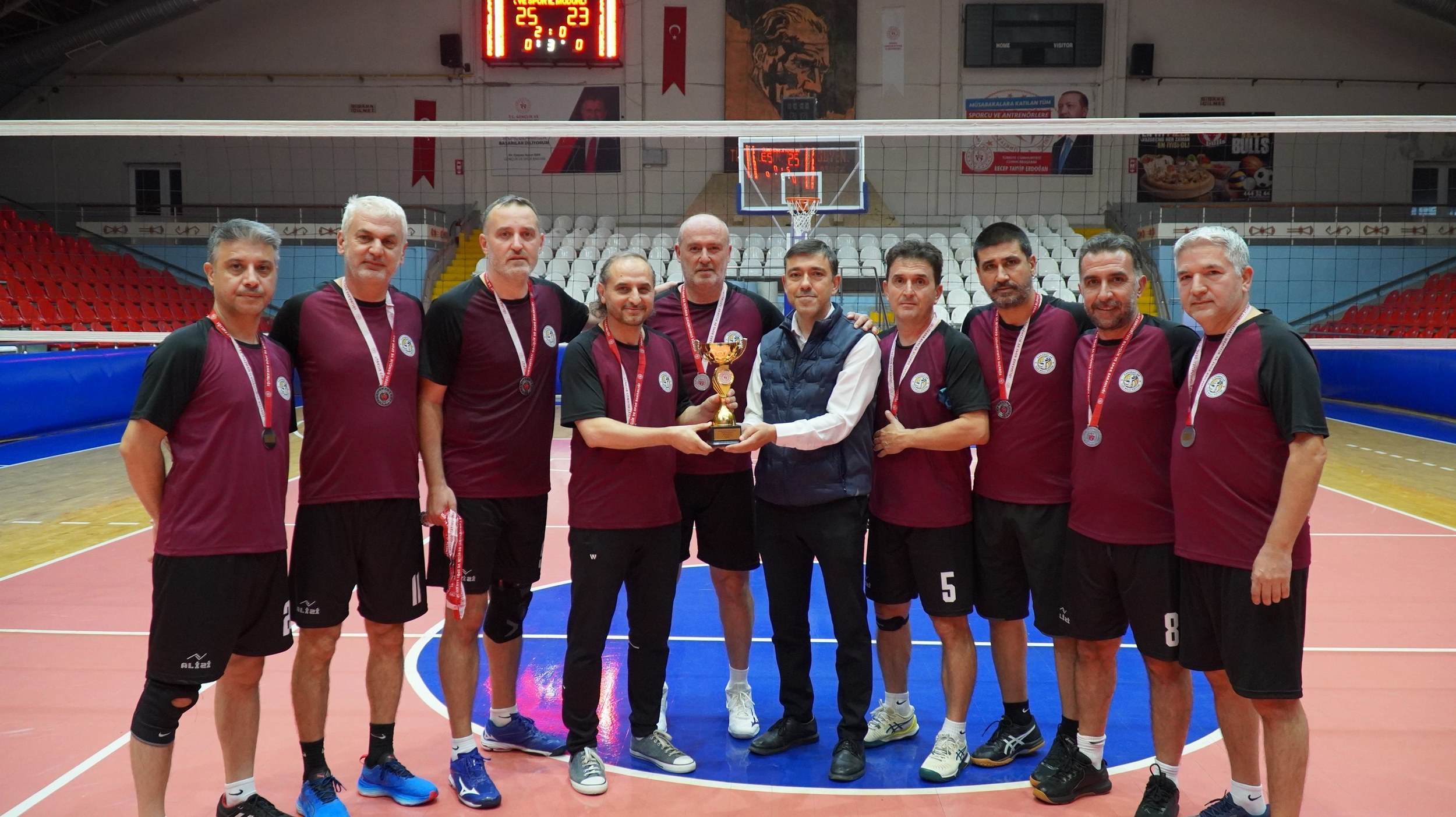 İzmir Karabağlar İlçe Milli Eğitim Müdürlüğü Erkek Voleybol Takımı 2500X1403