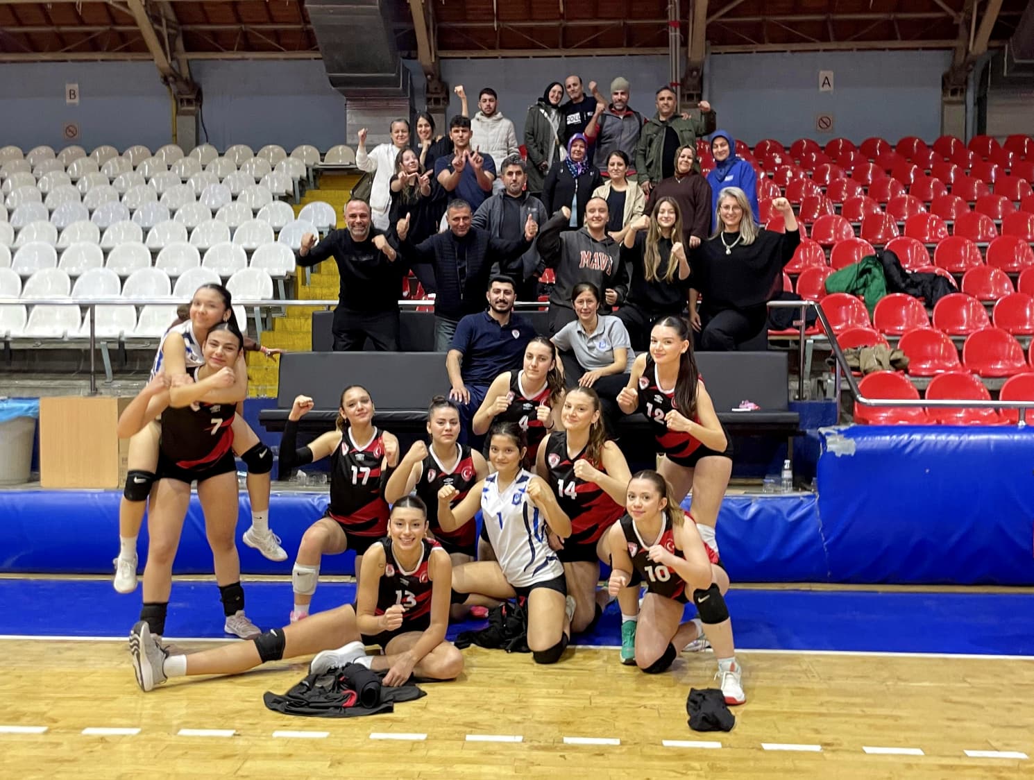 Yunusemre'nin Genç Sultanları Liderliğini Devam Ettirdi: 3-2