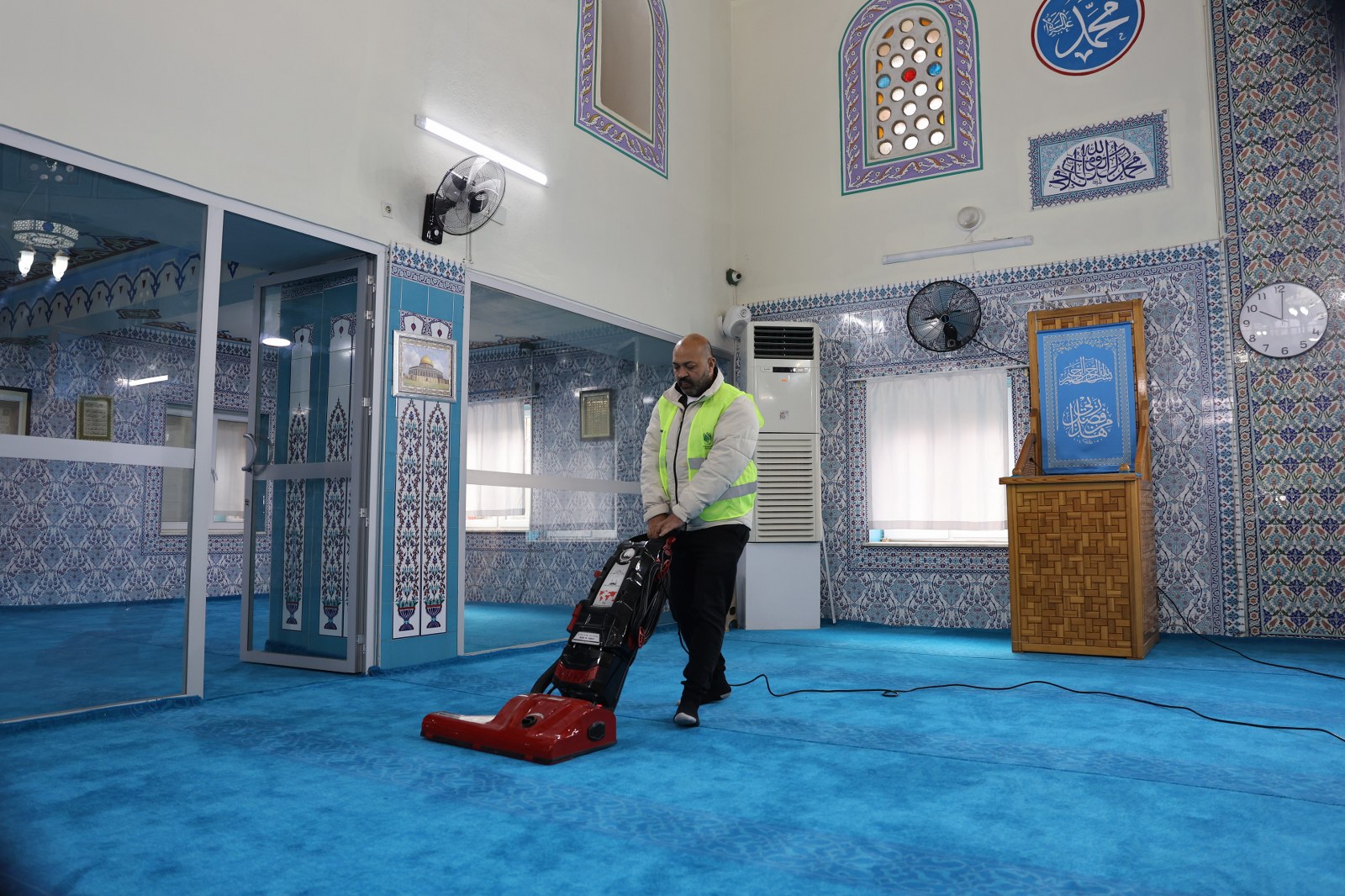 Yunusemre Belediyesi’nden camilere hijyen mesaisi