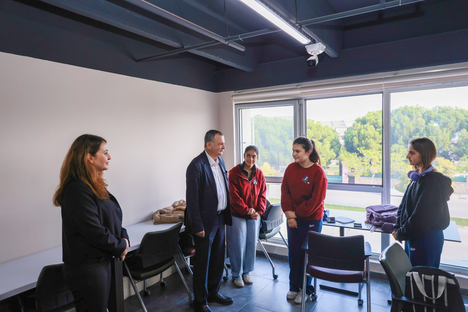 Manisa’da Atatürk’ün mirası öğrencilerle buluştu Başkan Balaban’dan anlamlı hediye