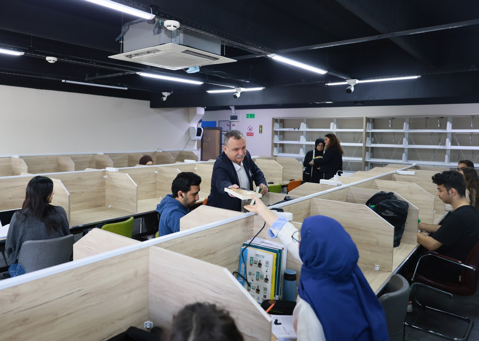 Manisa’da Atatürk’ün mirası öğrencilerle buluştu Başkan Balaban’dan anlamlı hediye