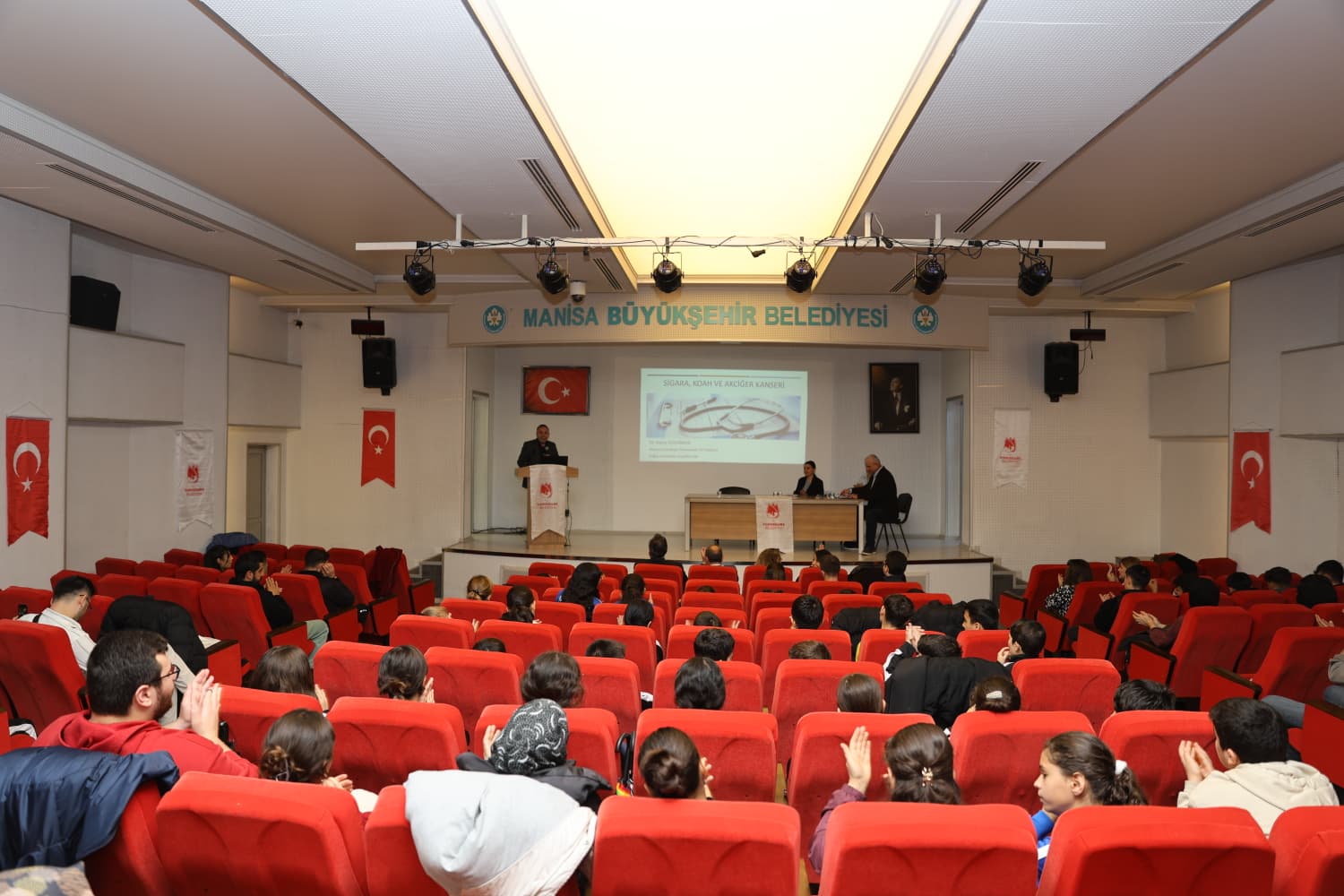 Manisa’da “temiz nefes sağlıklı gelecek” paneli yoğun ilgi gördü