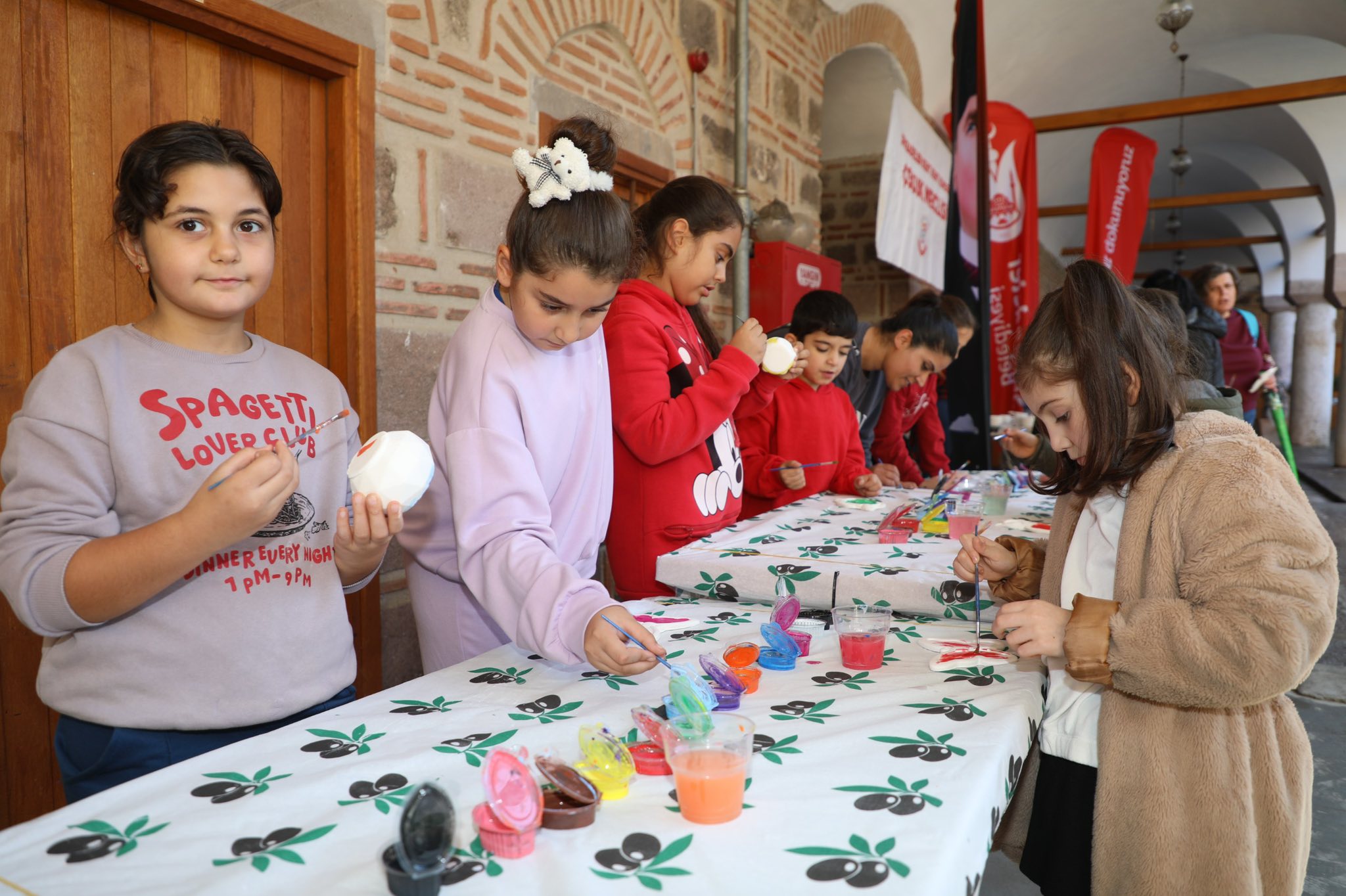 Manisa’da renkli ara tatil: Çocuklar boyama şenliğinde buluştu!