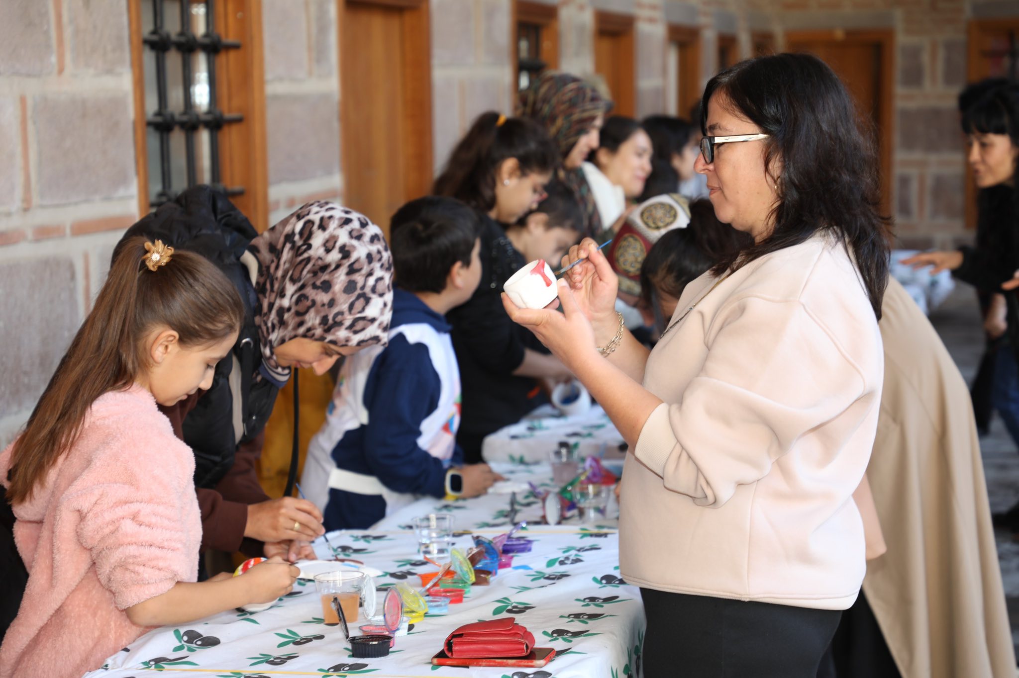 Manisa’da renkli ara tatil: Çocuklar boyama şenliğinde buluştu!