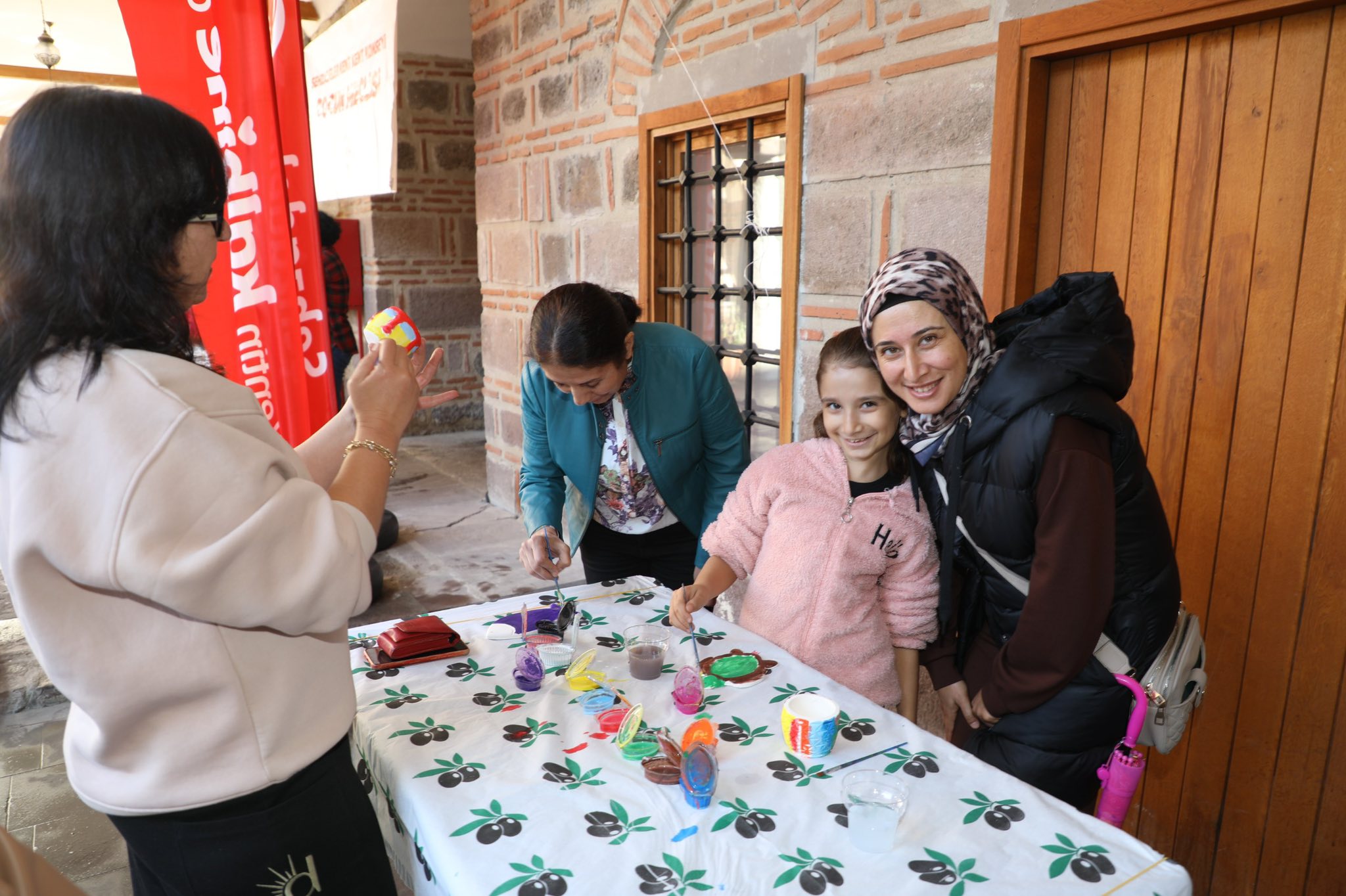 Manisa’da renkli ara tatil: Çocuklar boyama şenliğinde buluştu!