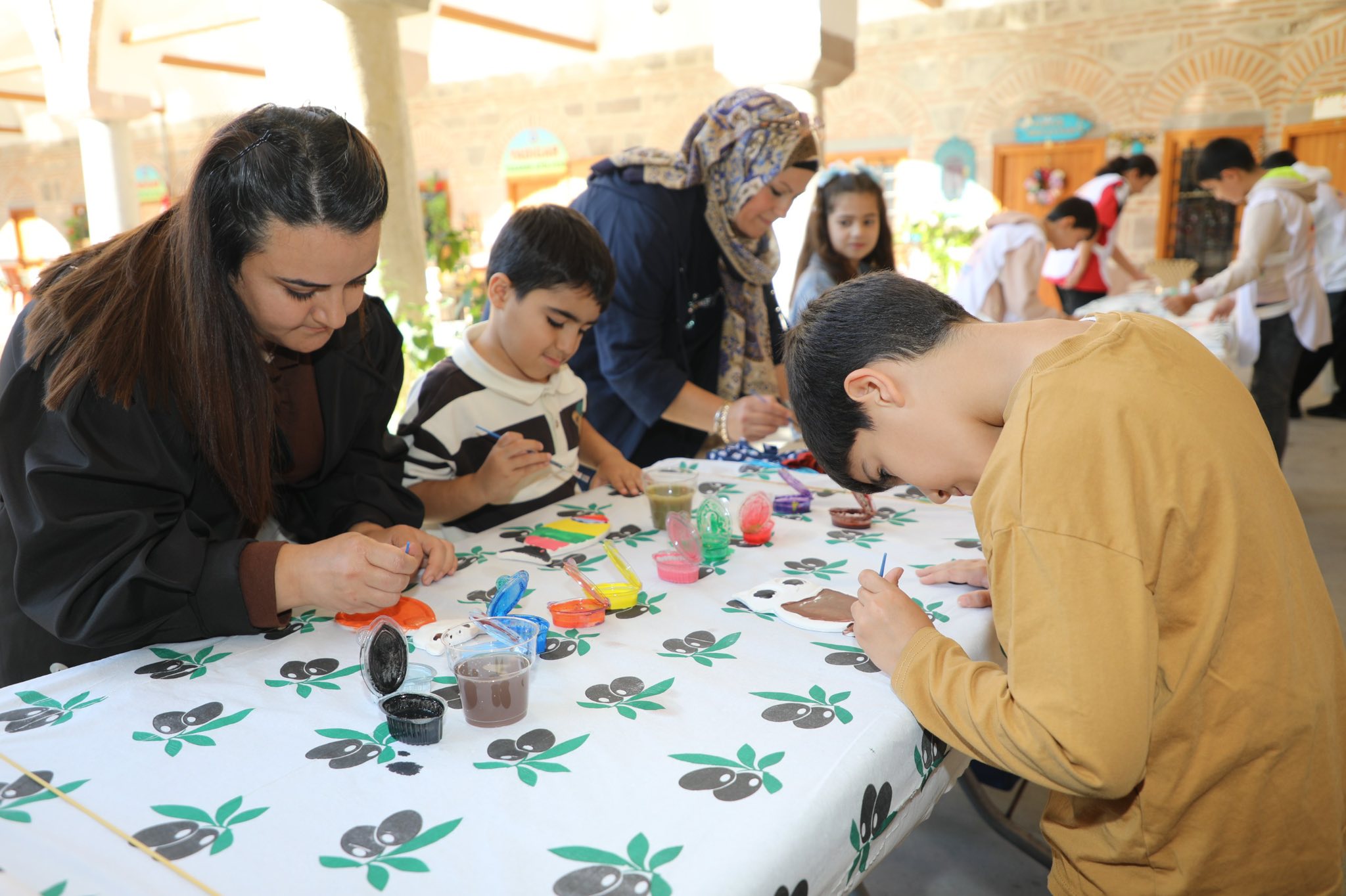 Manisa’da renkli ara tatil: Çocuklar boyama şenliğinde buluştu!