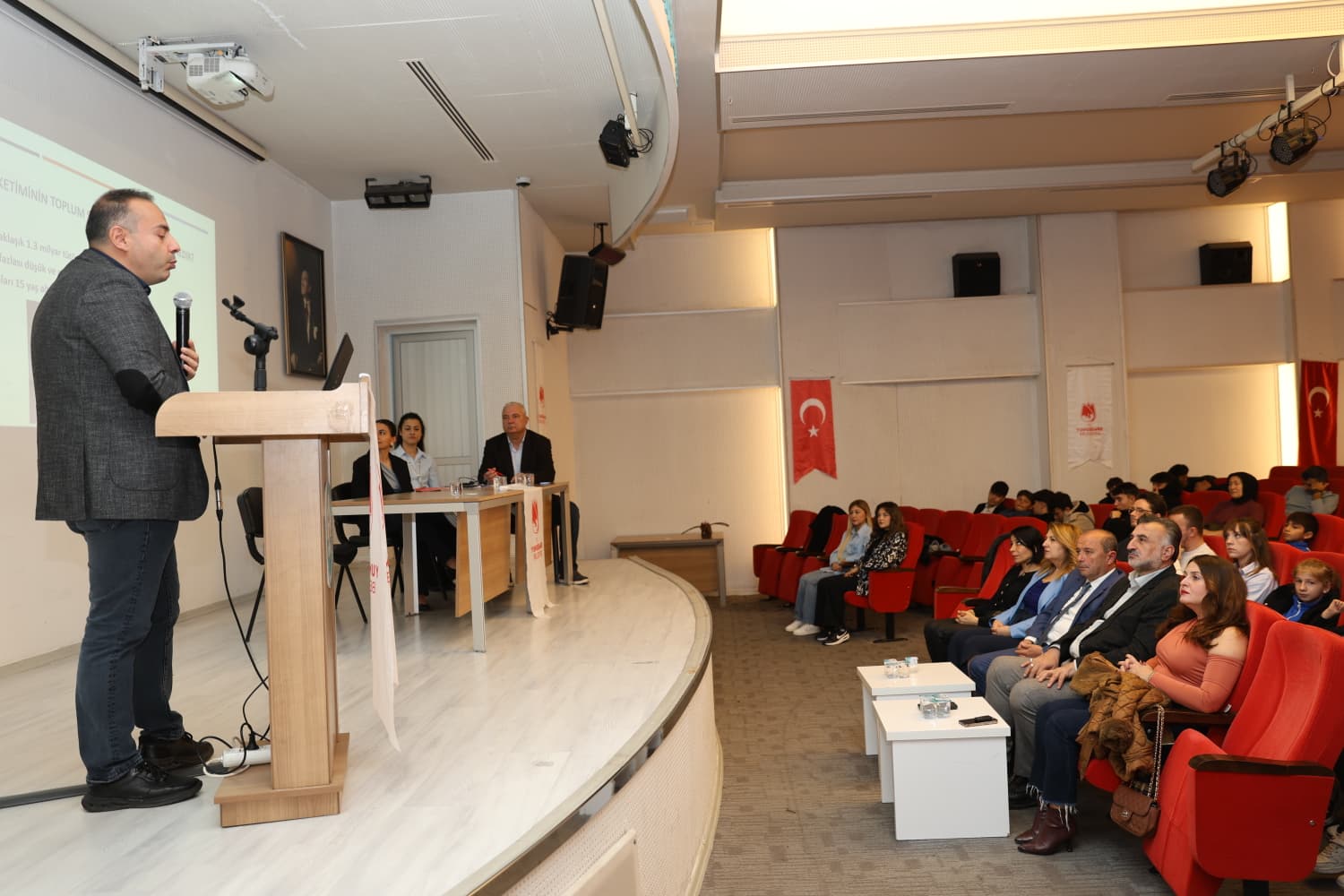 Manisa’da “temiz nefes sağlıklı gelecek” paneli yoğun ilgi gördü