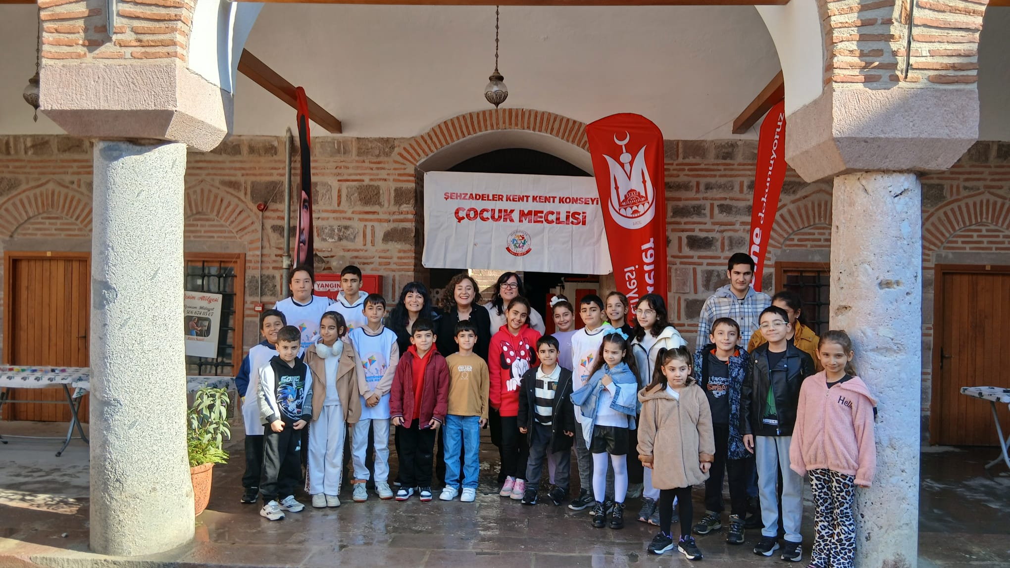 Manisa’da renkli ara tatil: Çocuklar boyama şenliğinde buluştu!