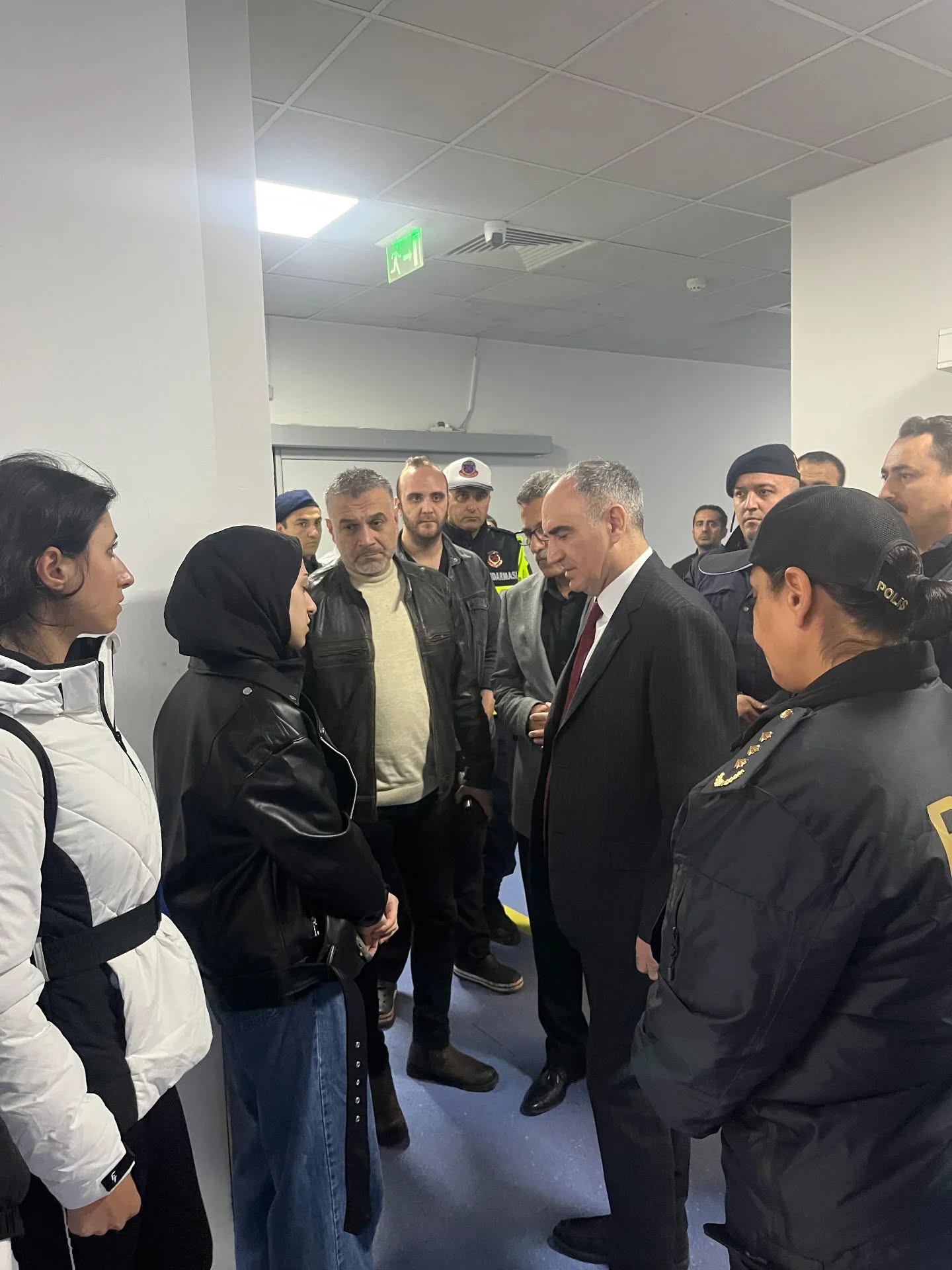 Vali Vahdettin Özkan'dan Yaralı Polis Memuruna Destek Ziyareti