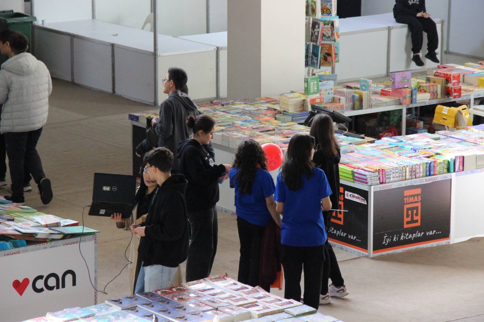 Manisa'da 7'den 70'e herkes bu fuara akın etti: 8. Kitap Fuarı kapılarını açtı!