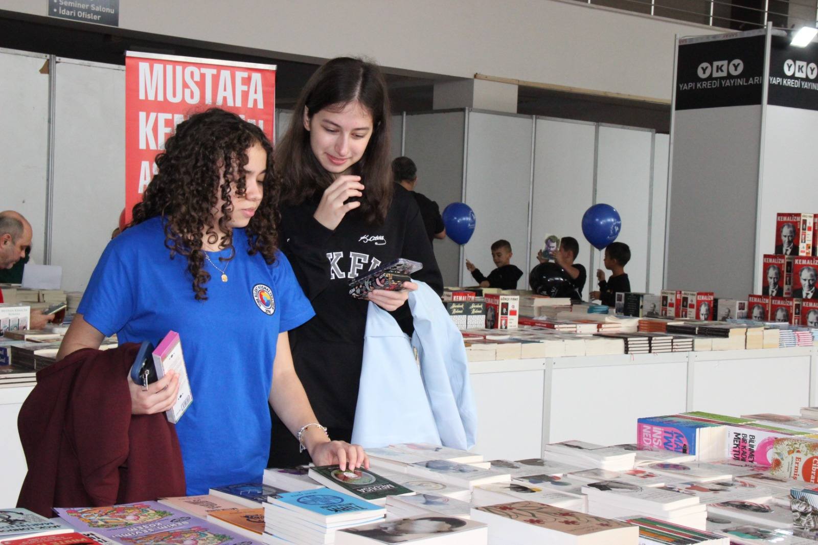 Manisa'da 7'den 70'e herkes bu fuara akın etti: 8. Kitap Fuarı kapılarını açtı!