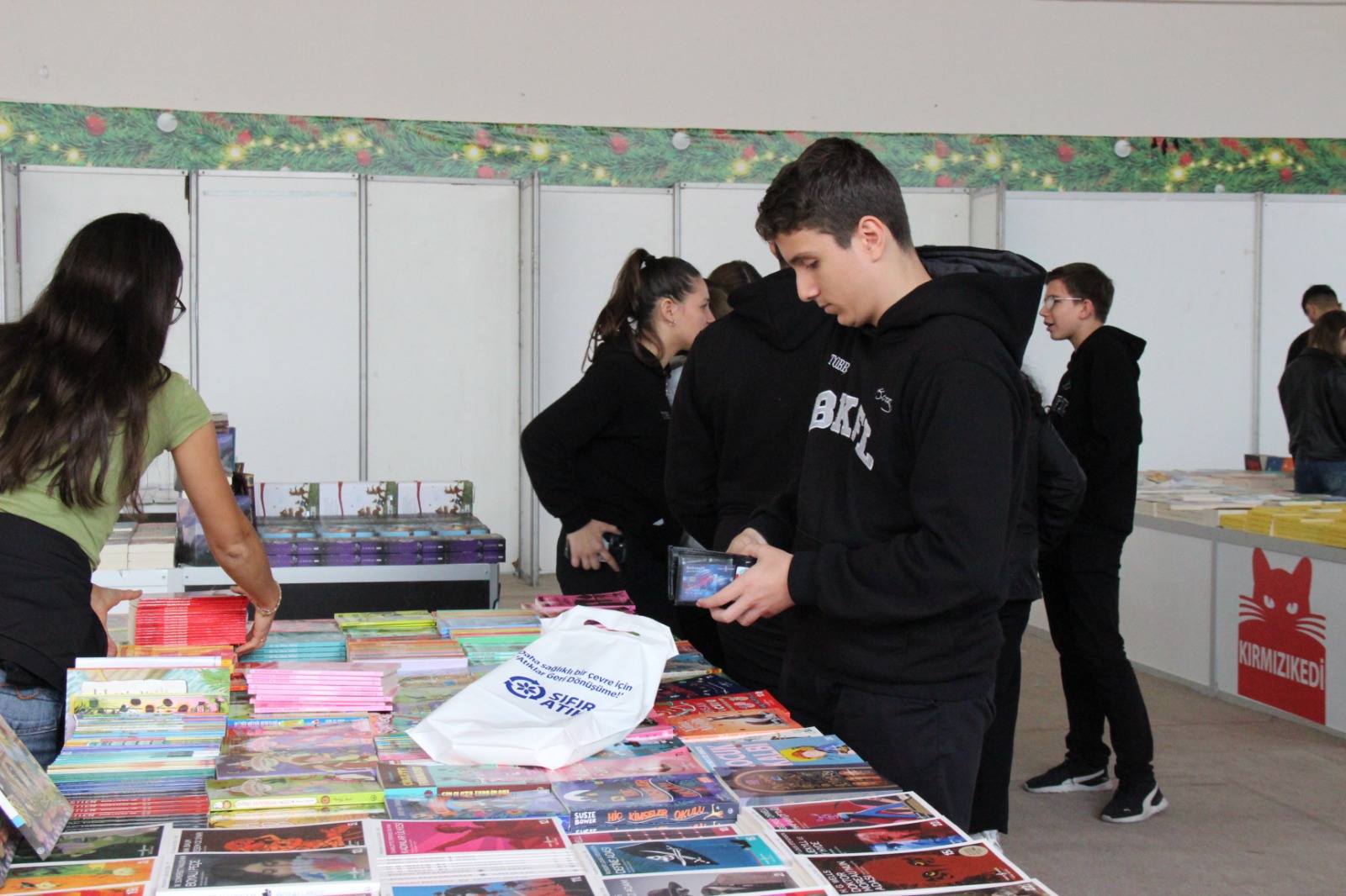 Manisa'da 7'den 70'e herkes bu fuara akın etti: 8. Kitap Fuarı kapılarını açtı!