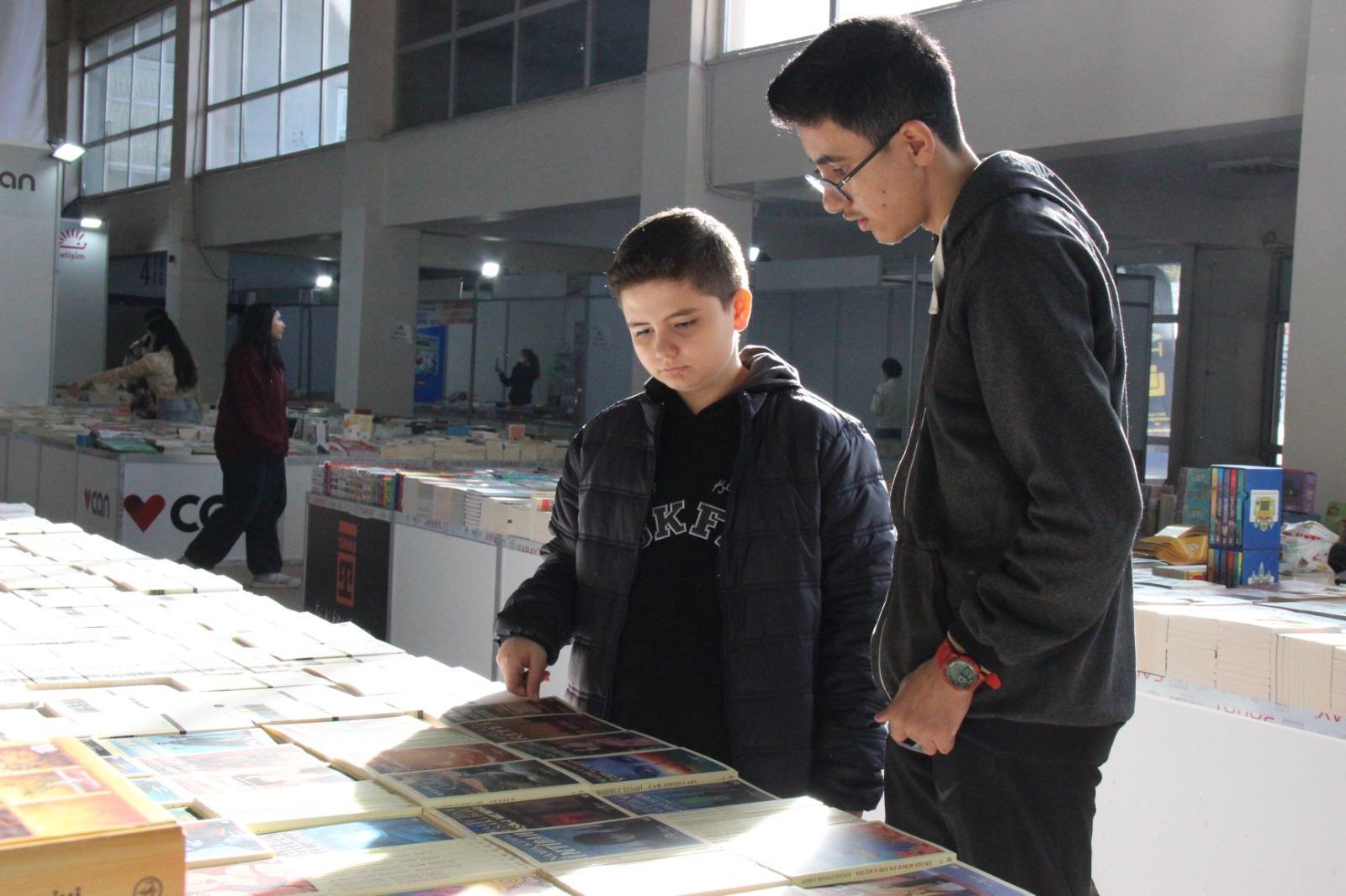 Manisa'da 7'den 70'e herkes bu fuara akın etti: 8. Kitap Fuarı kapılarını açtı!