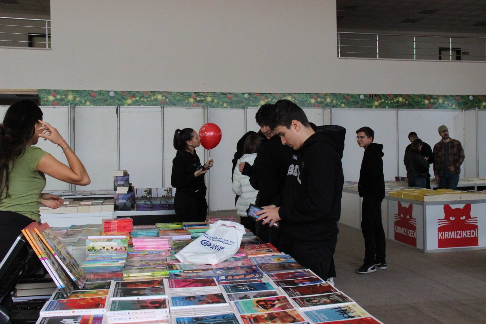 Manisa'da 7'den 70'e herkes bu fuara akın etti: 8. Kitap Fuarı kapılarını açtı!