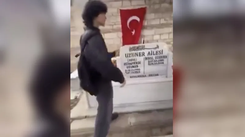 İkbal Uzuner’in mezarı önünde skandal: Şahıslar “yapay zeka” iddiasıyla savunma yaptı