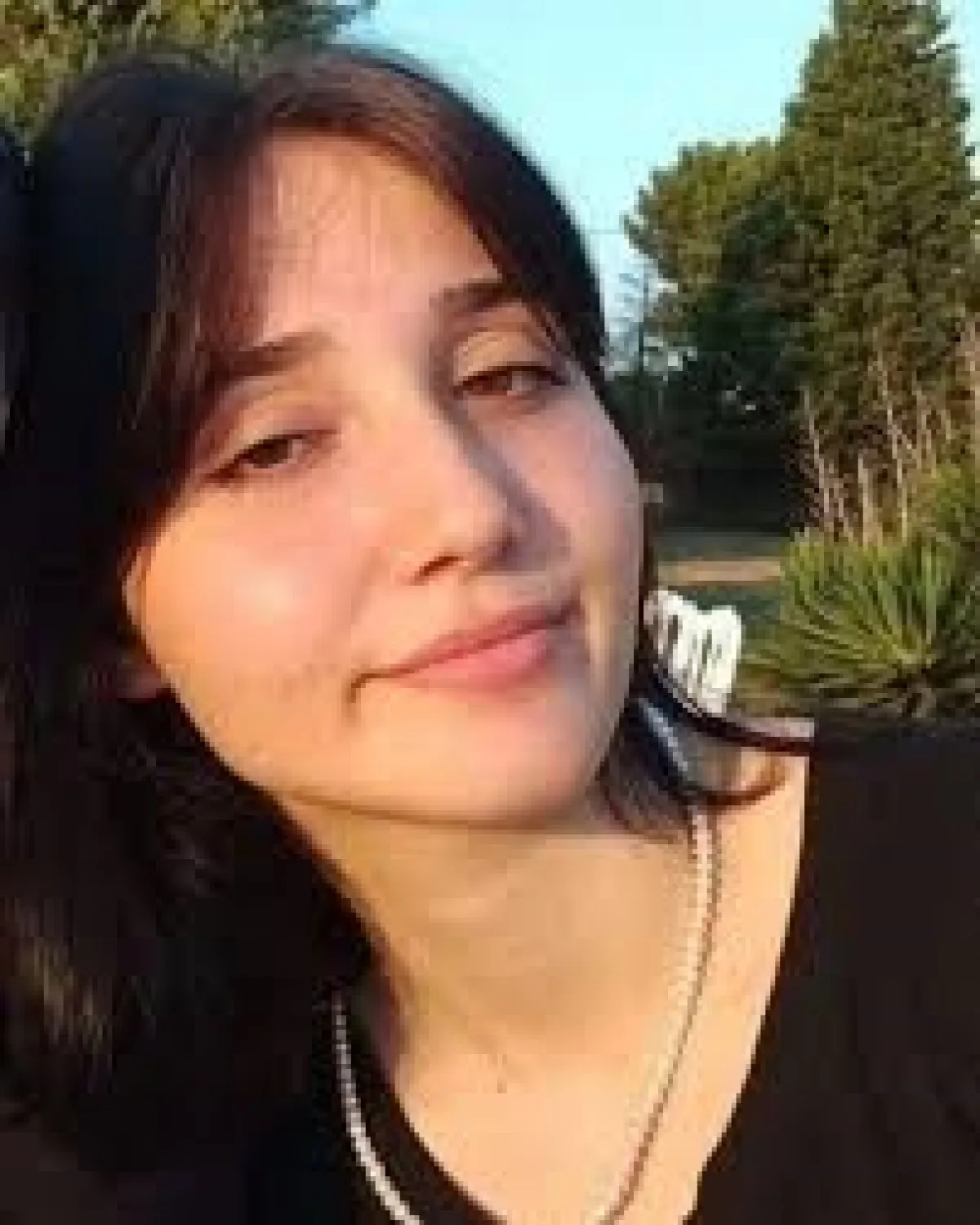 İkbal Uzuner’in mezarı önünde skandal: Şahıslar “yapay zeka” iddiasıyla savunma yaptı