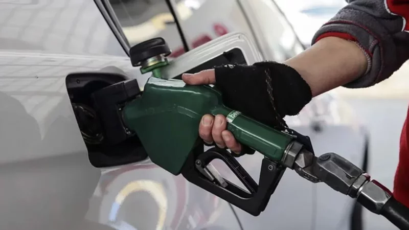 Akaryakıtta çifte indirim: Benzin ve motorin fiyatları geriledi