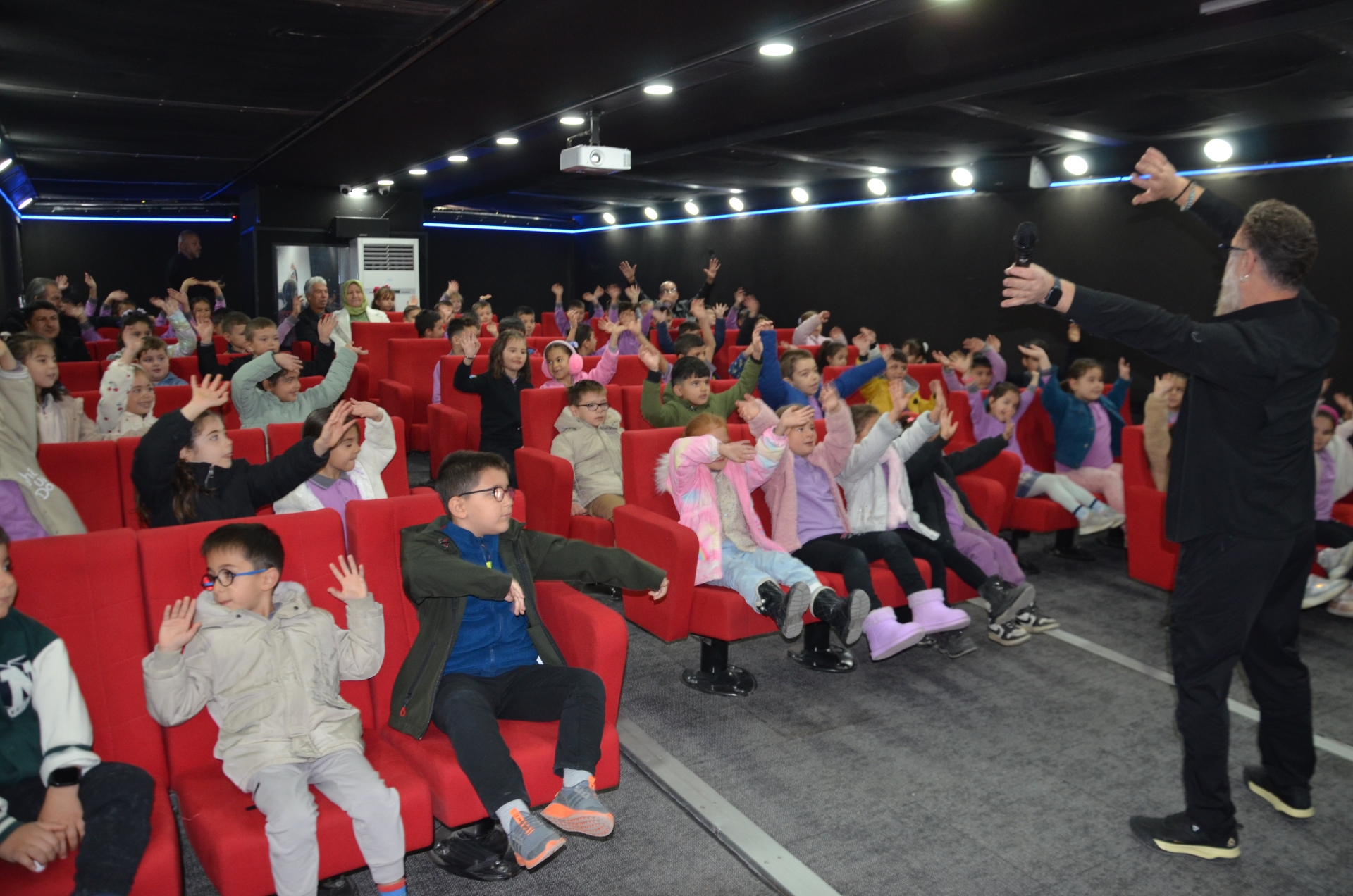 Gezen Sinema Tırı Manisa’da çocuklarla buluştu