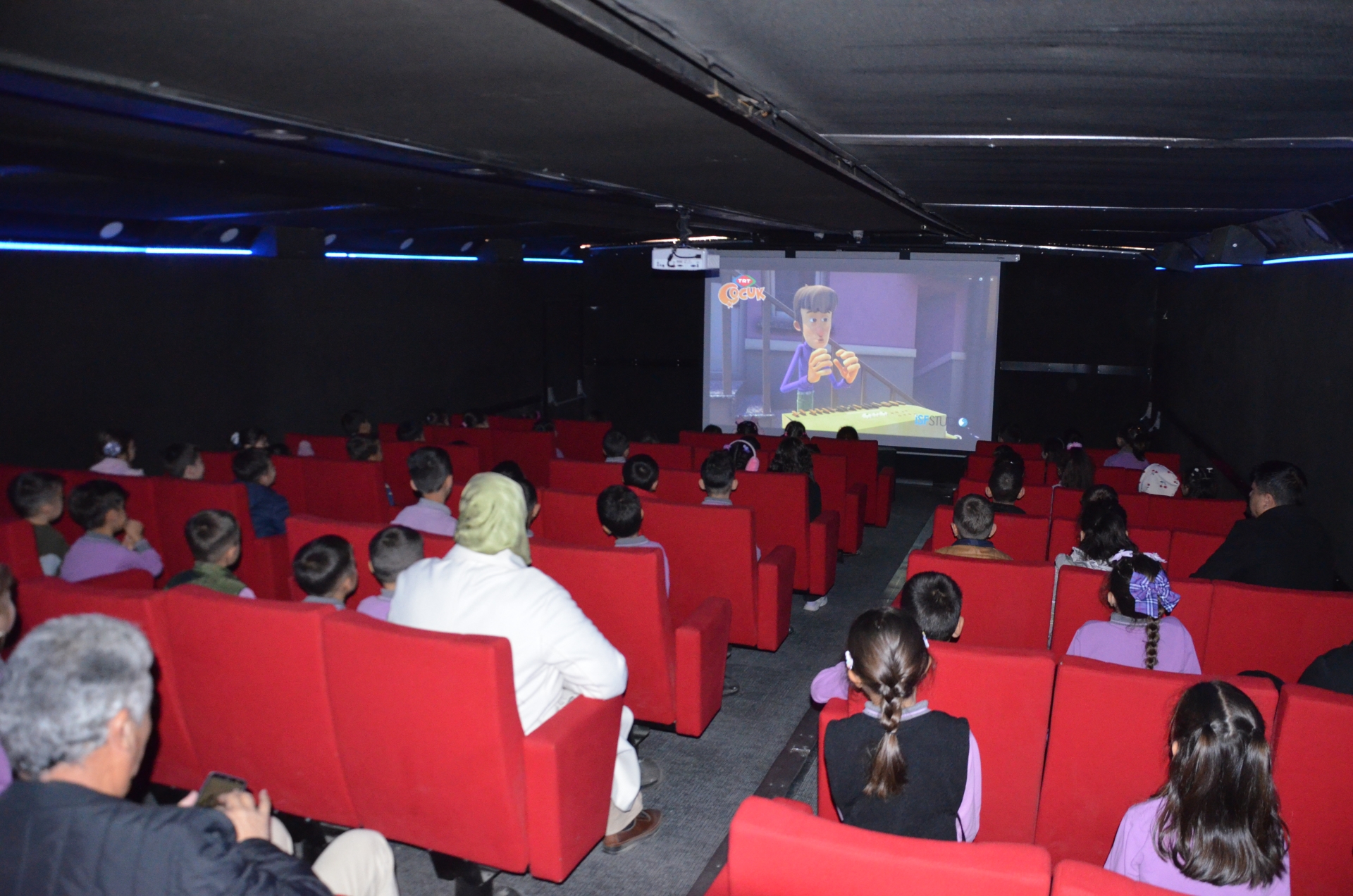 Gezen Sinema Tırı Manisa’da çocuklarla buluştu