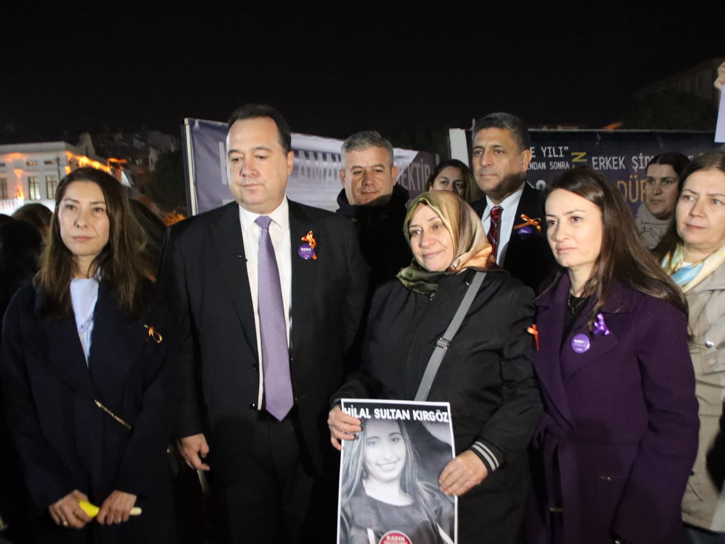 Hilal Sultan Kırgöz’ün annesi Zeynep Kırgöz kızının resmi ile yürüdü!