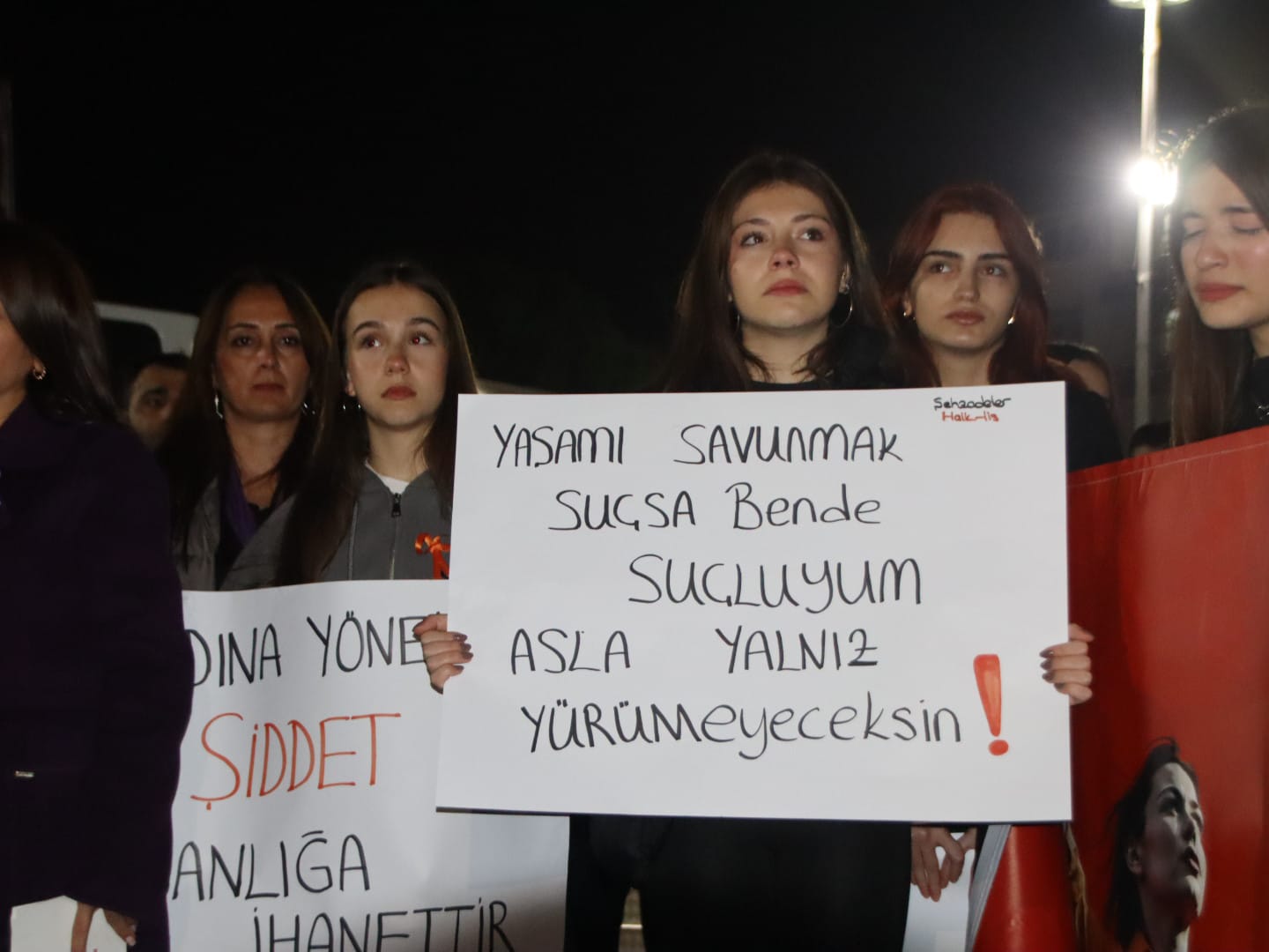 Hilal Sultan Kırgöz’ün annesi Zeynep Kırgöz kızının resmi ile yürüdü!