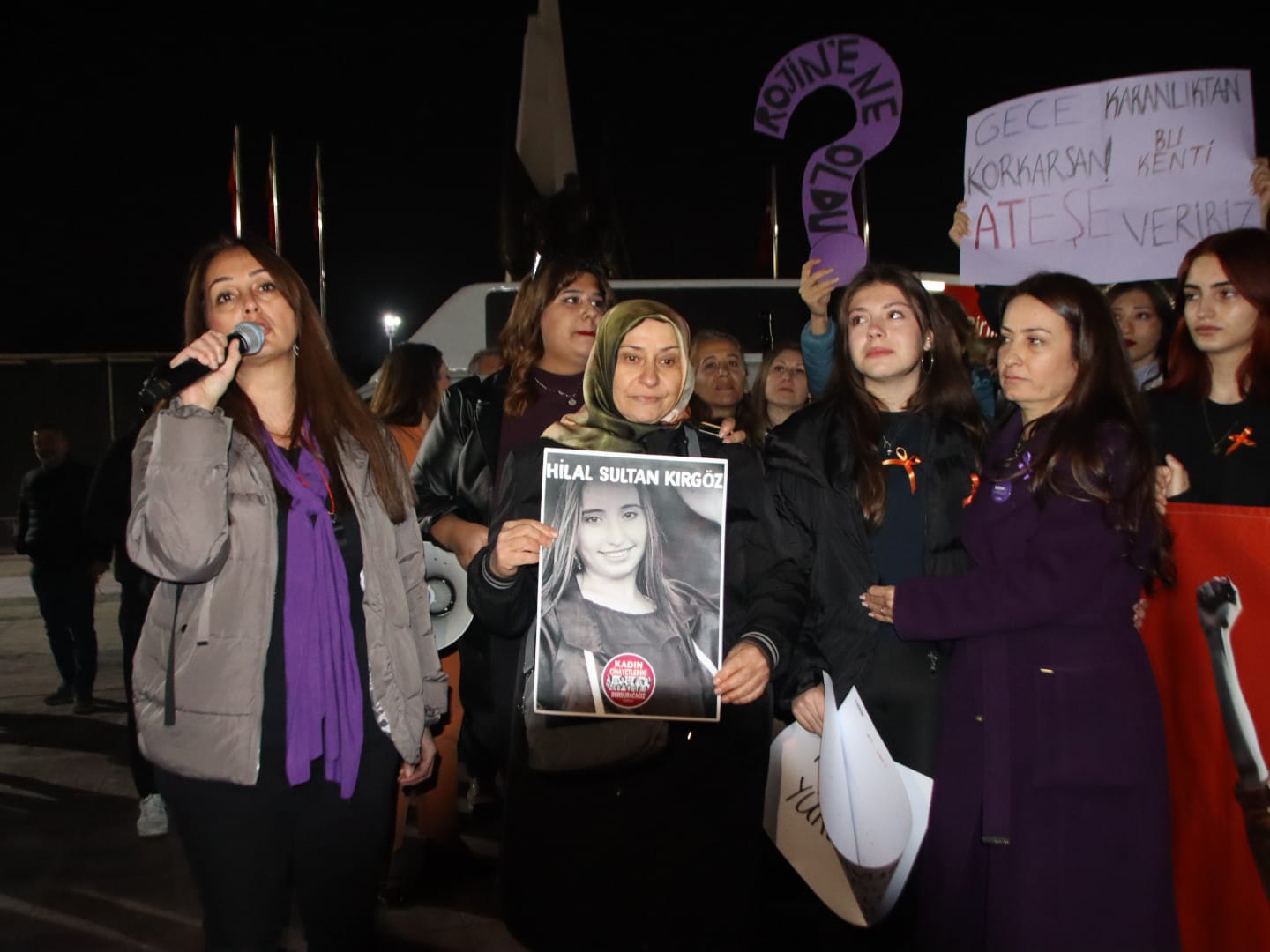 Hilal Sultan Kırgöz’ün annesi Zeynep Kırgöz kızının resmi ile yürüdü!